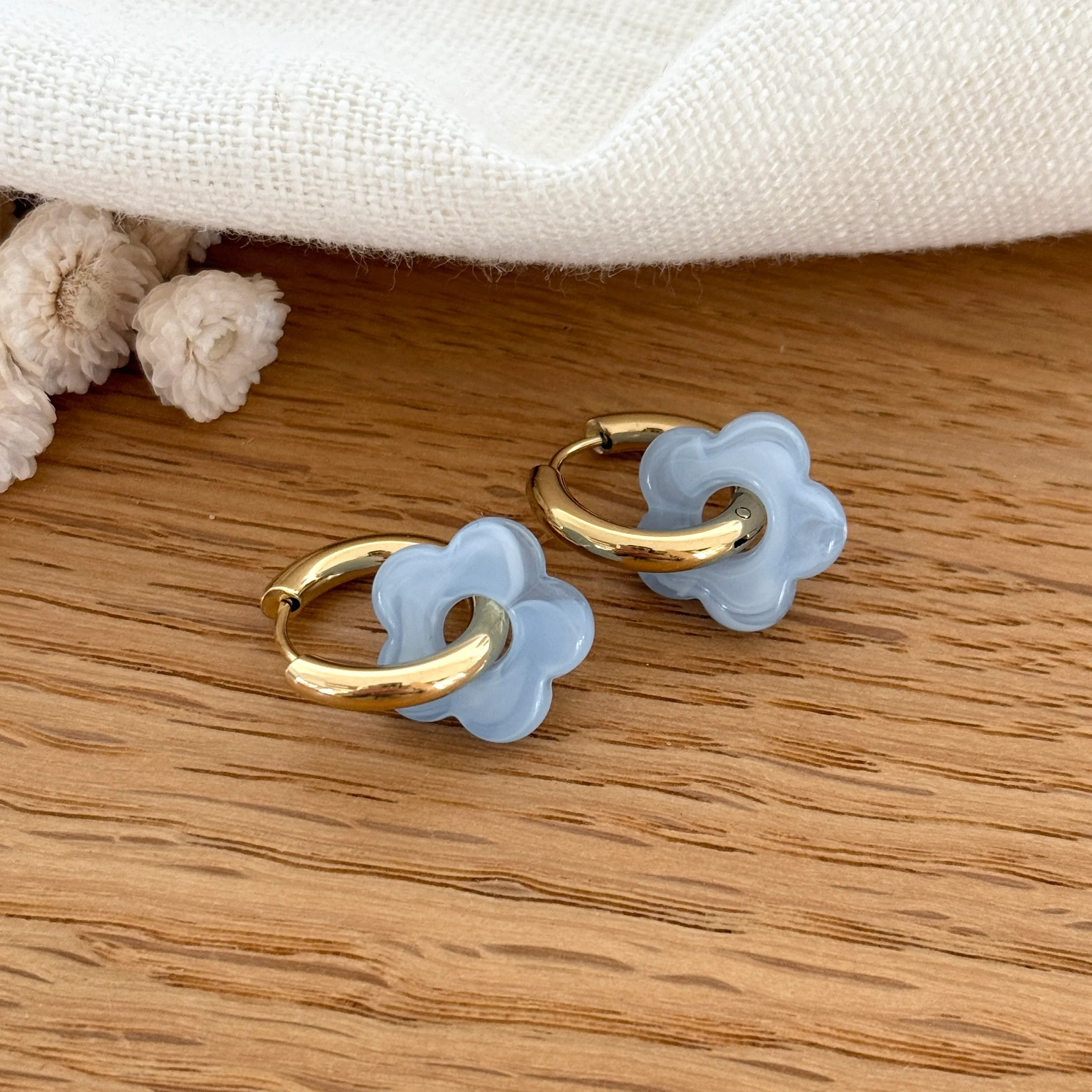 Créoles "Mini Flora" bleu ciel acier