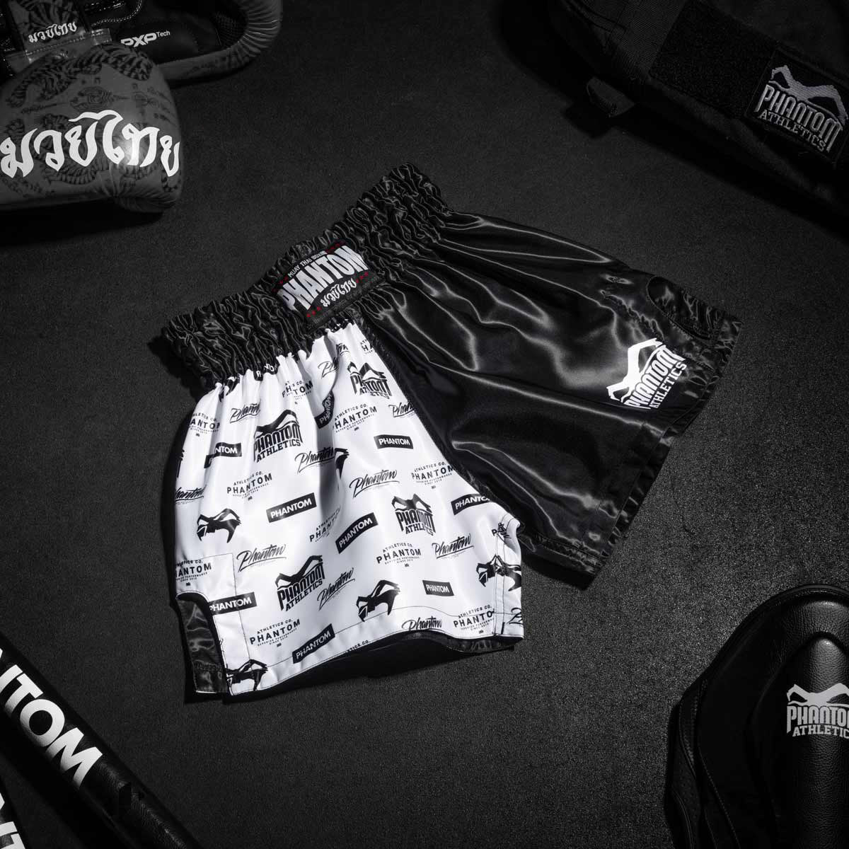 Muay Thai Shorts Legend - Schwarz/Weiß – Image 3