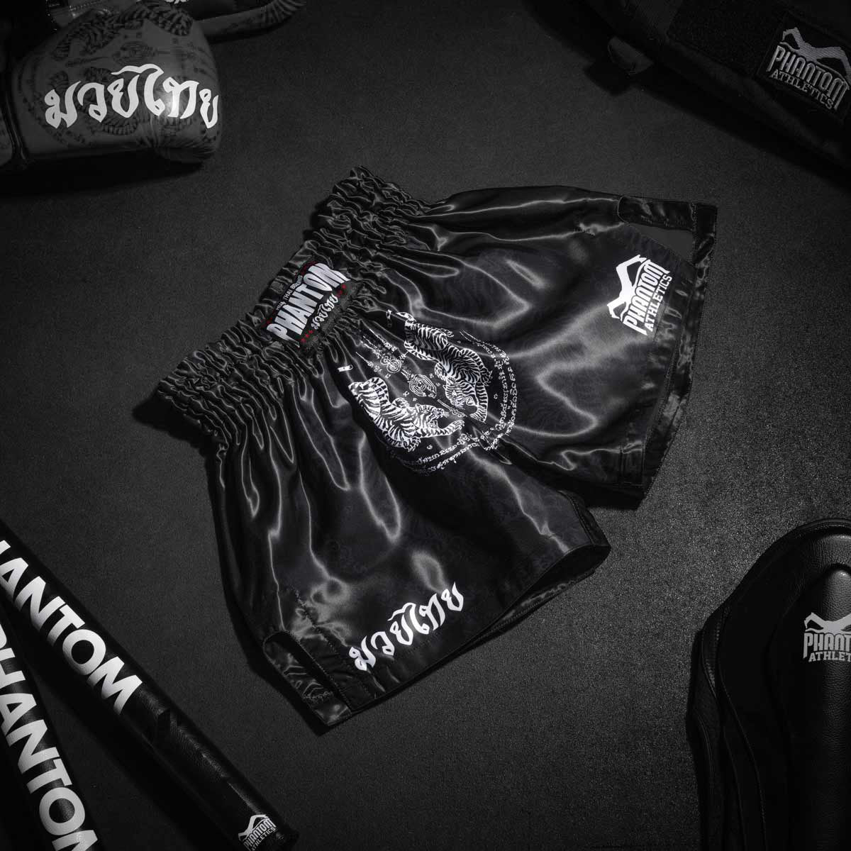 Muay Thai Shorts Sak Yant - Schwarz – Image 3