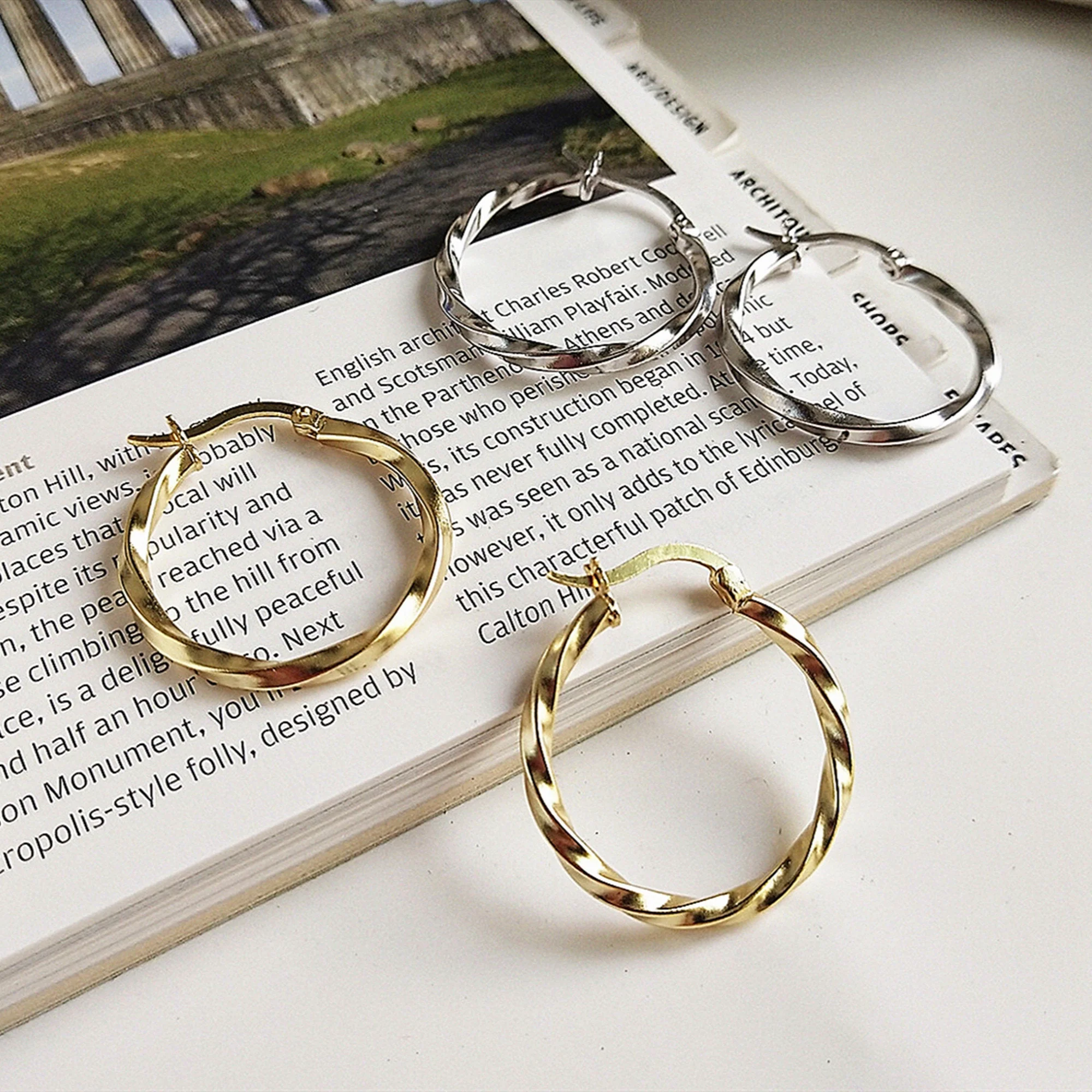 Boucles d’oreilles Créoles Cercle Torsadées – Image 3