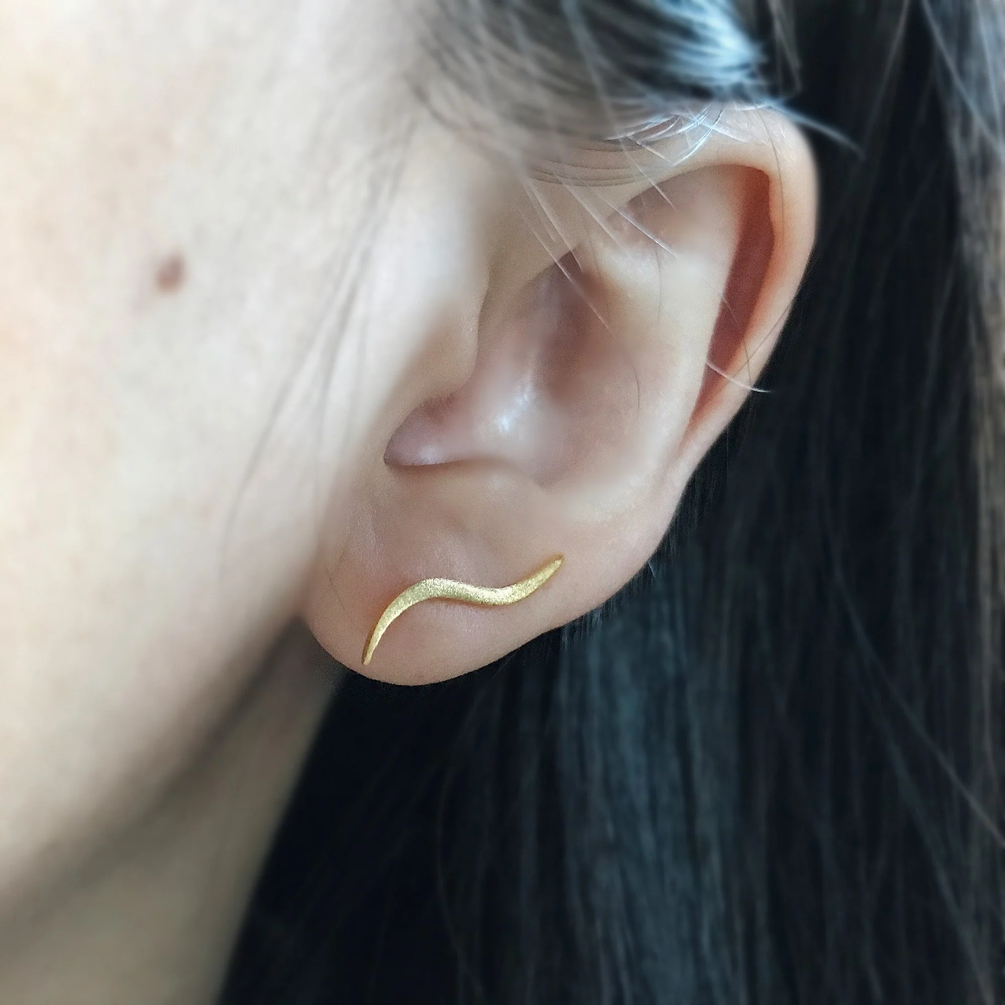 Boucles d'oreilles Grimpantes Forme Vague – Image 3