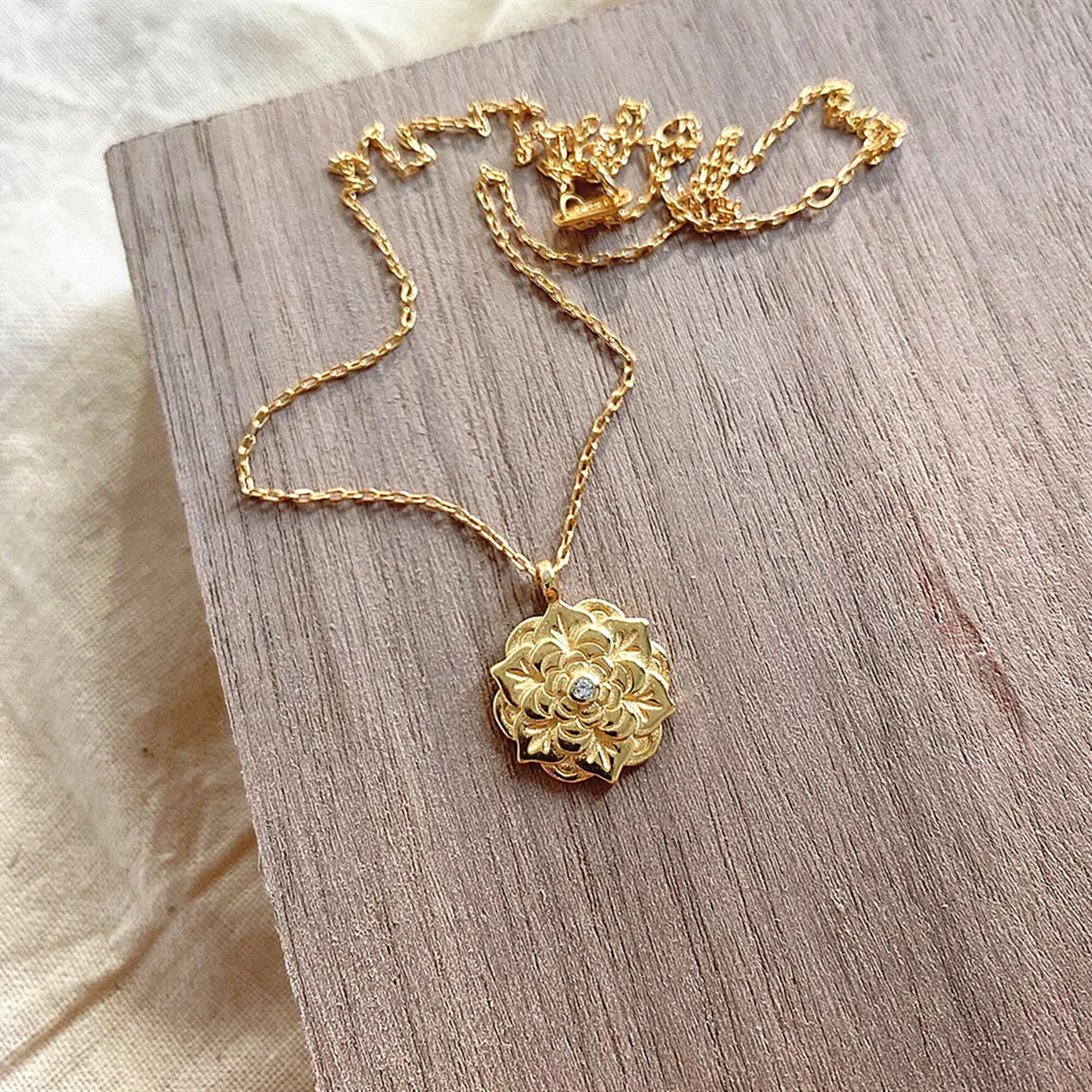 Collier Pendentif Médaillon Rose – Image 3