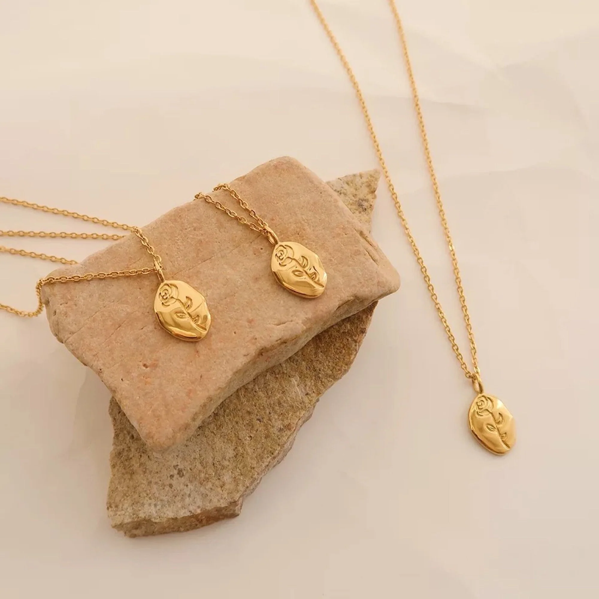 Collier Médaillon Gravé Fleur de Rose – Image 6