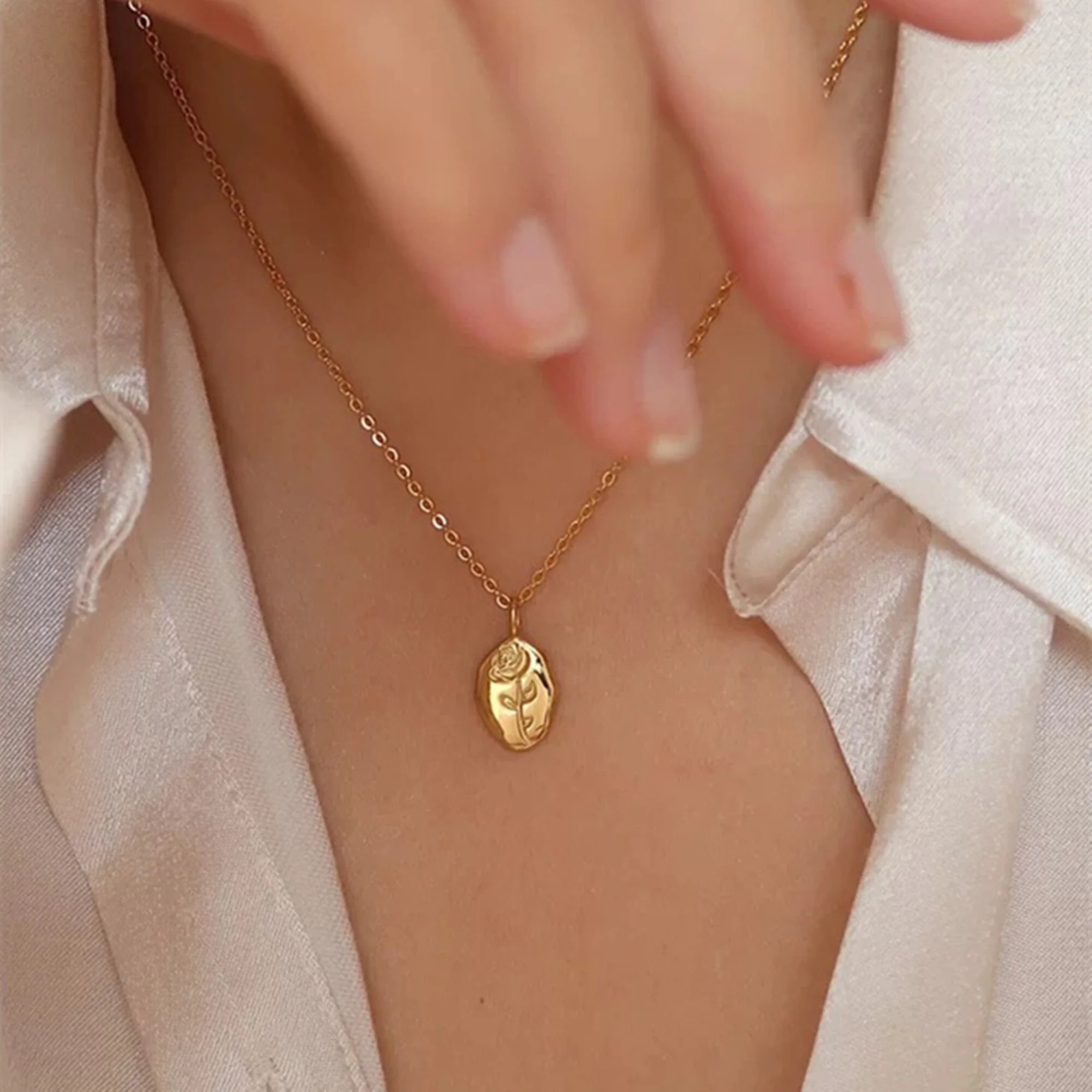 Collier Médaillon Gravé Fleur de Rose – Image 3