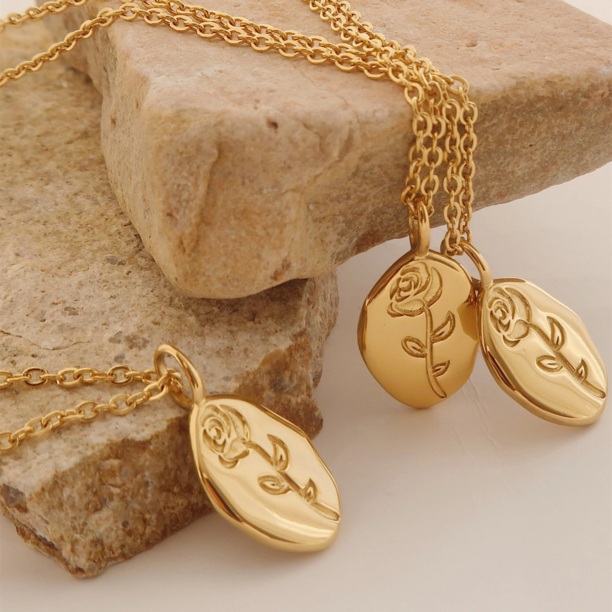 Collier Médaillon Gravé Fleur de Rose – Image 5