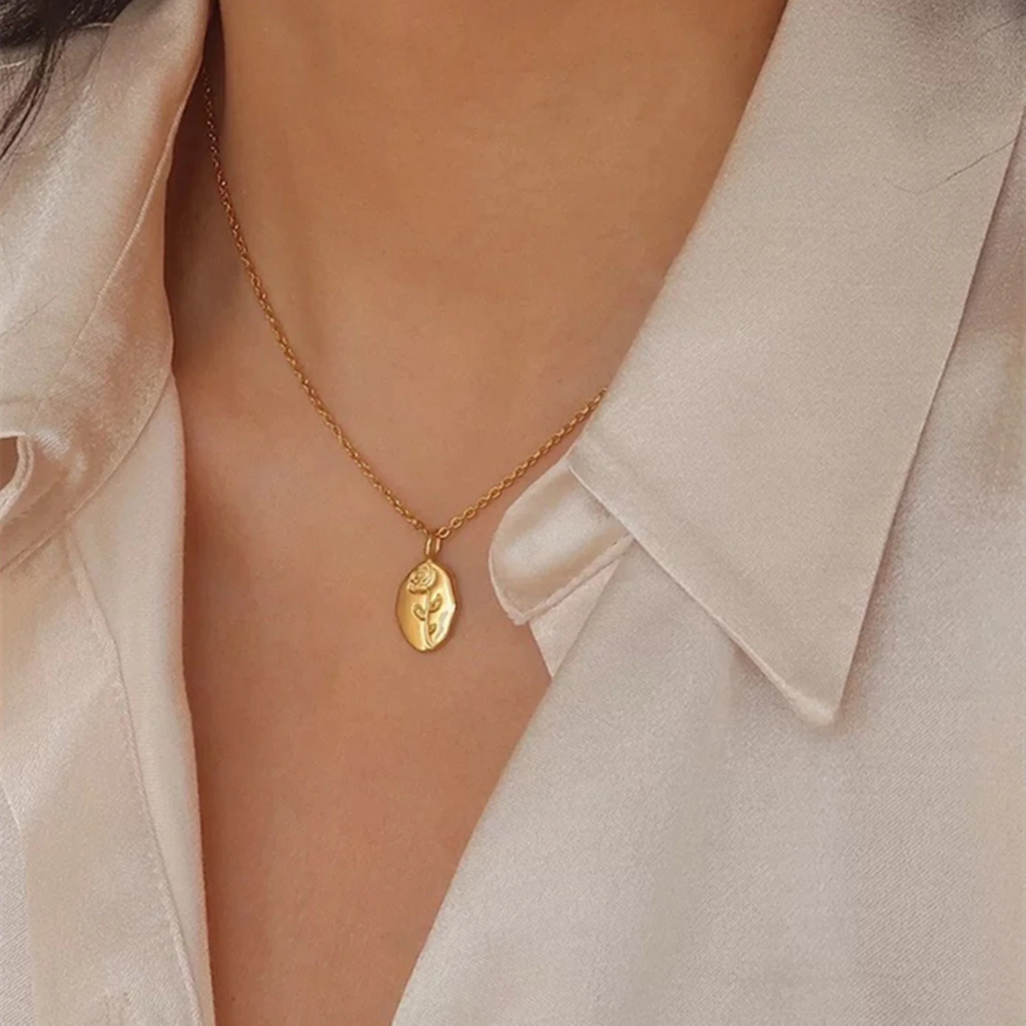 Collier Médaillon Gravé Fleur de Rose – Image 2