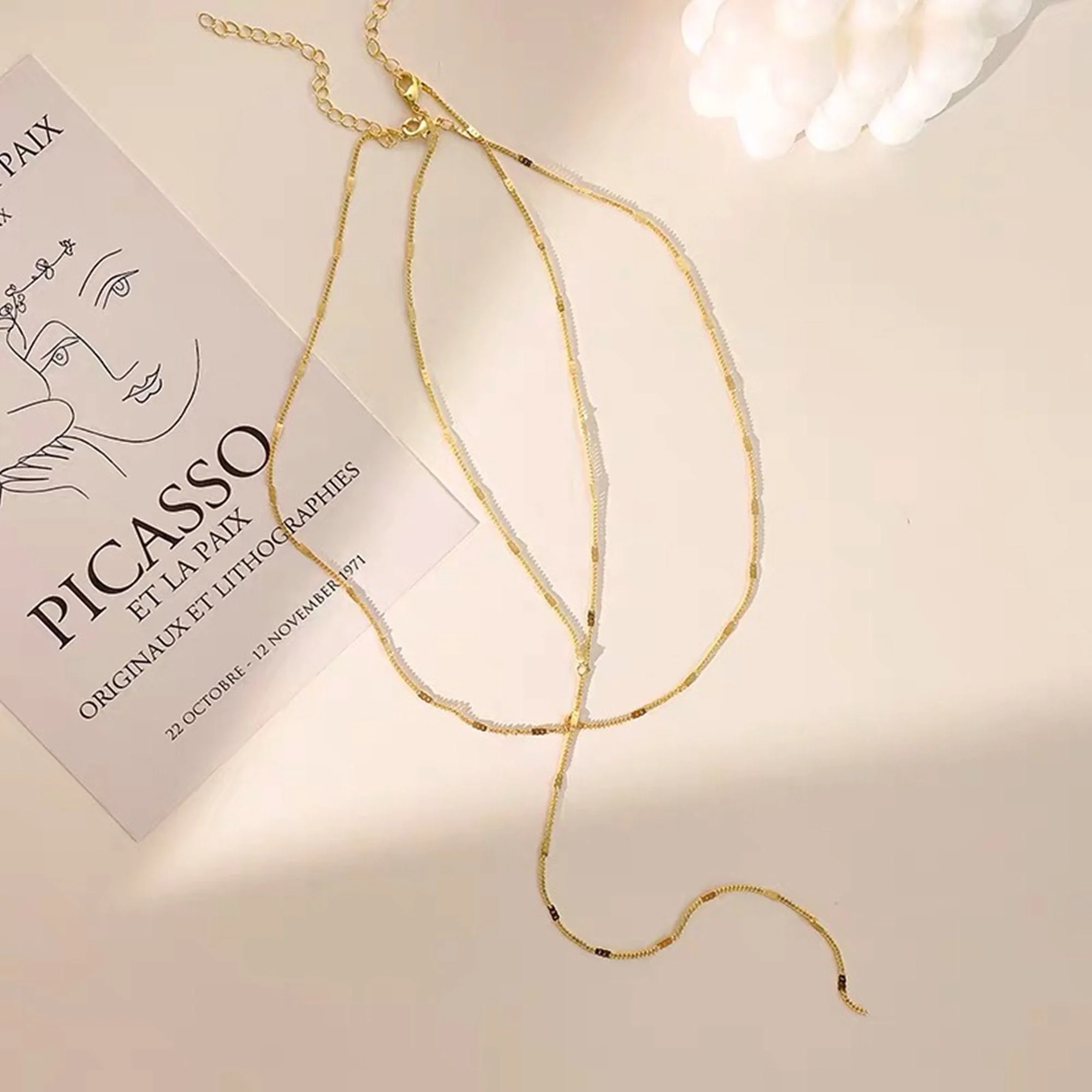 Lot de deux colliers Ras de cou de chaîne Fine Forme "Y" – Image 4