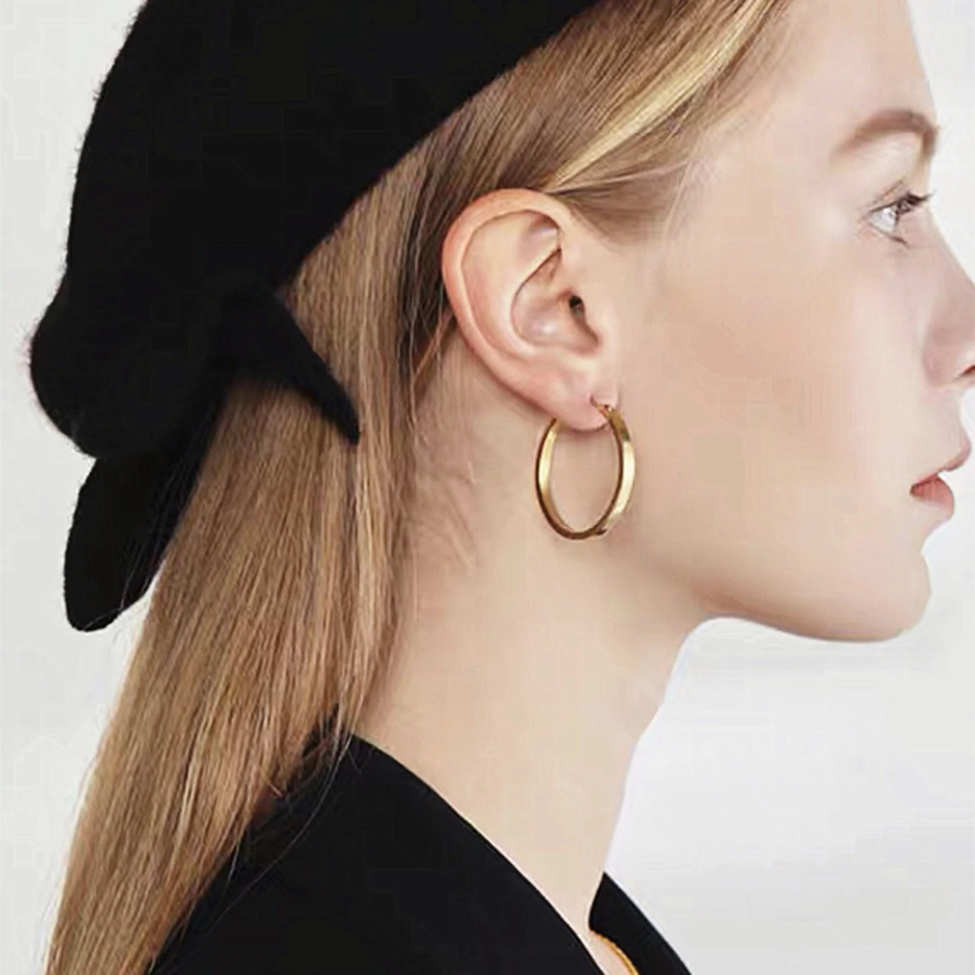 Boucles d’oreilles Créoles Cercle Bords Carrés – Image 4