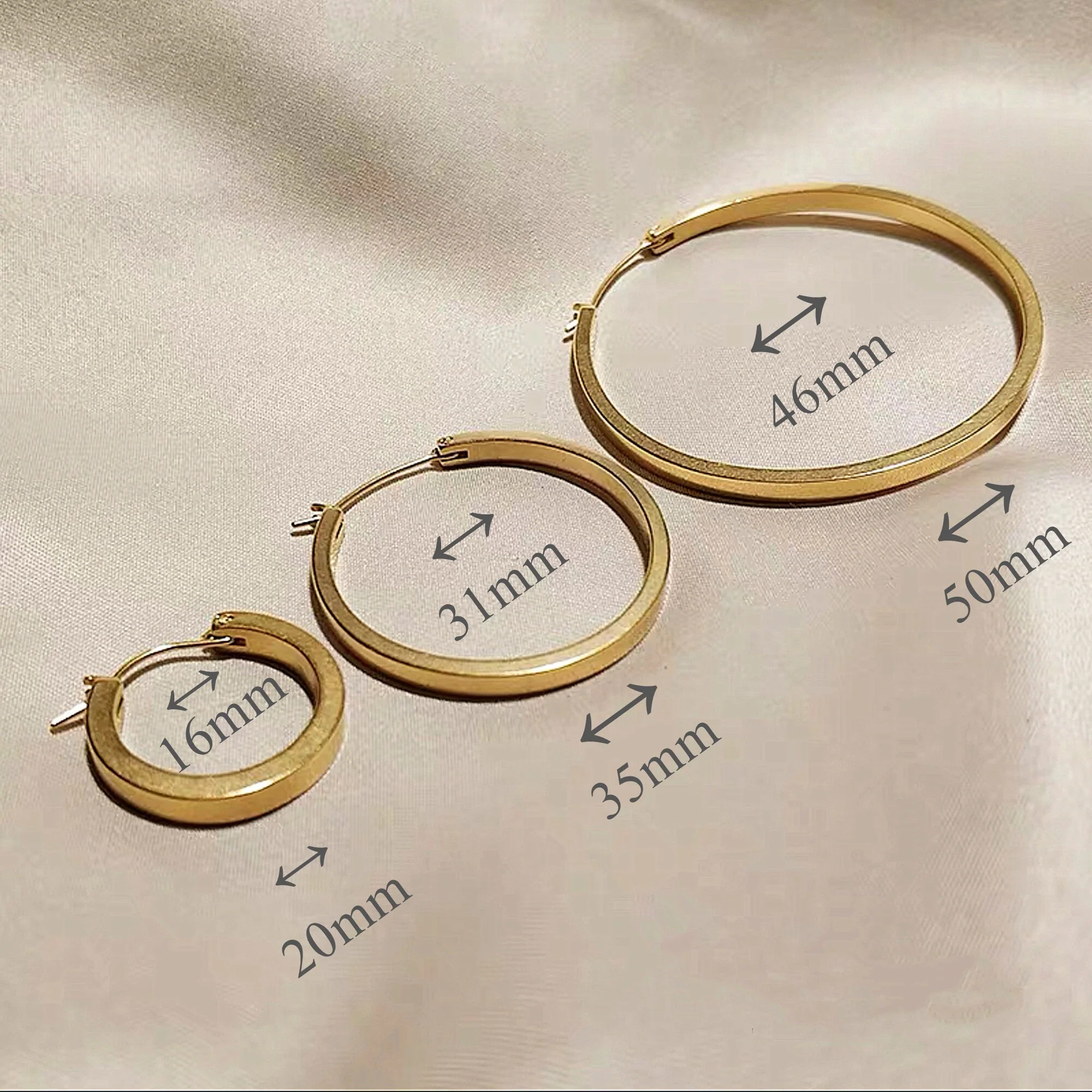 Boucles d’oreilles Créoles Cercle Bords Carrés – Image 7