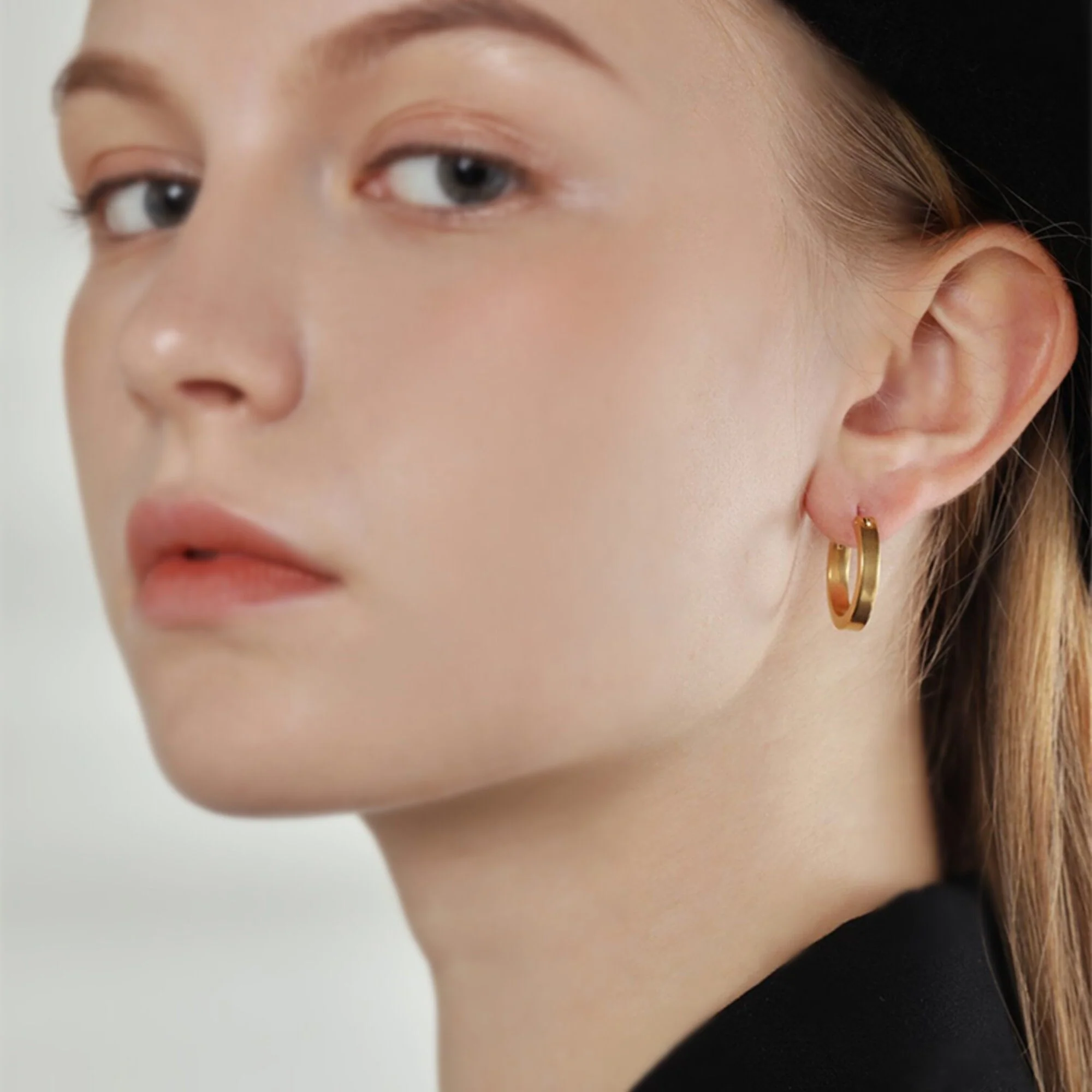 Boucles d’oreilles Créoles Cercle Bords Carrés – Image 6