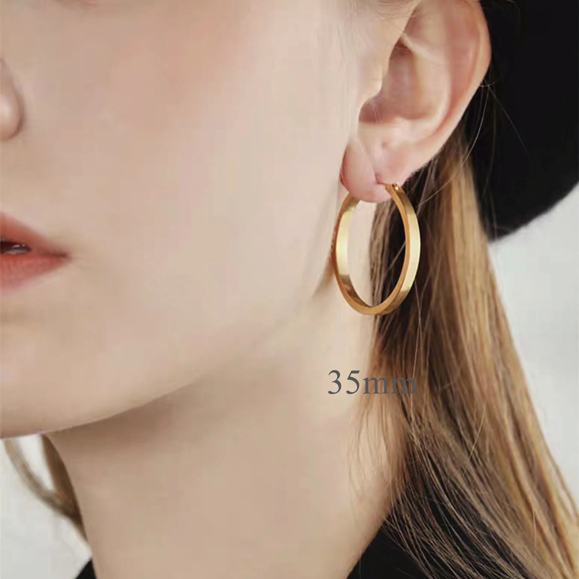 Boucles d’oreilles Créoles Cercle Bords Carrés – Image 3