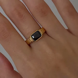 Bague Chevalière Rectangle Onyx Noir ou Imitation Emeraude