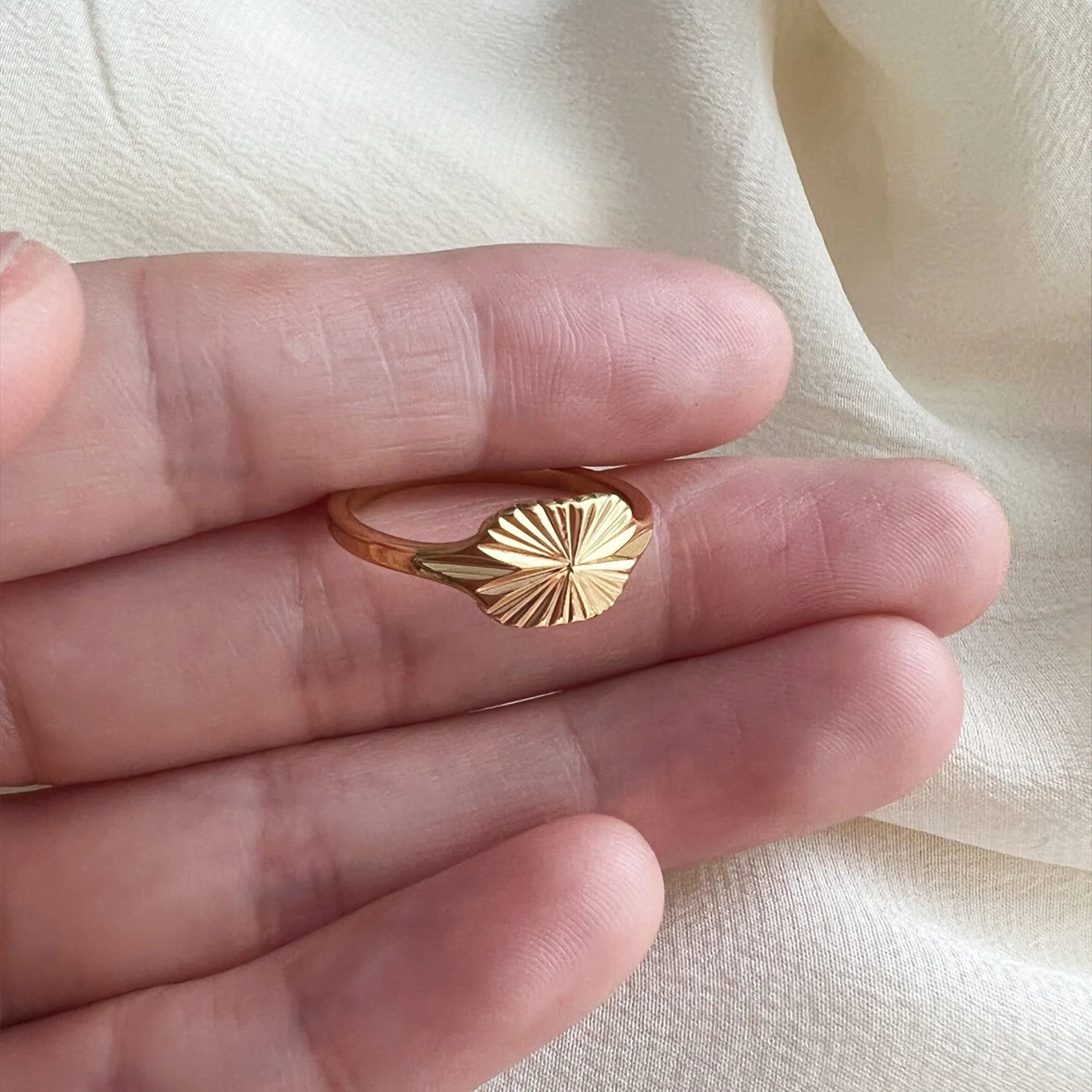 Bague Chevalière Rectangulaire Motif Rayon de Soleil – Image 4