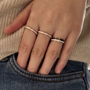 Bague Anneau Simple Email Blanche ou Noir