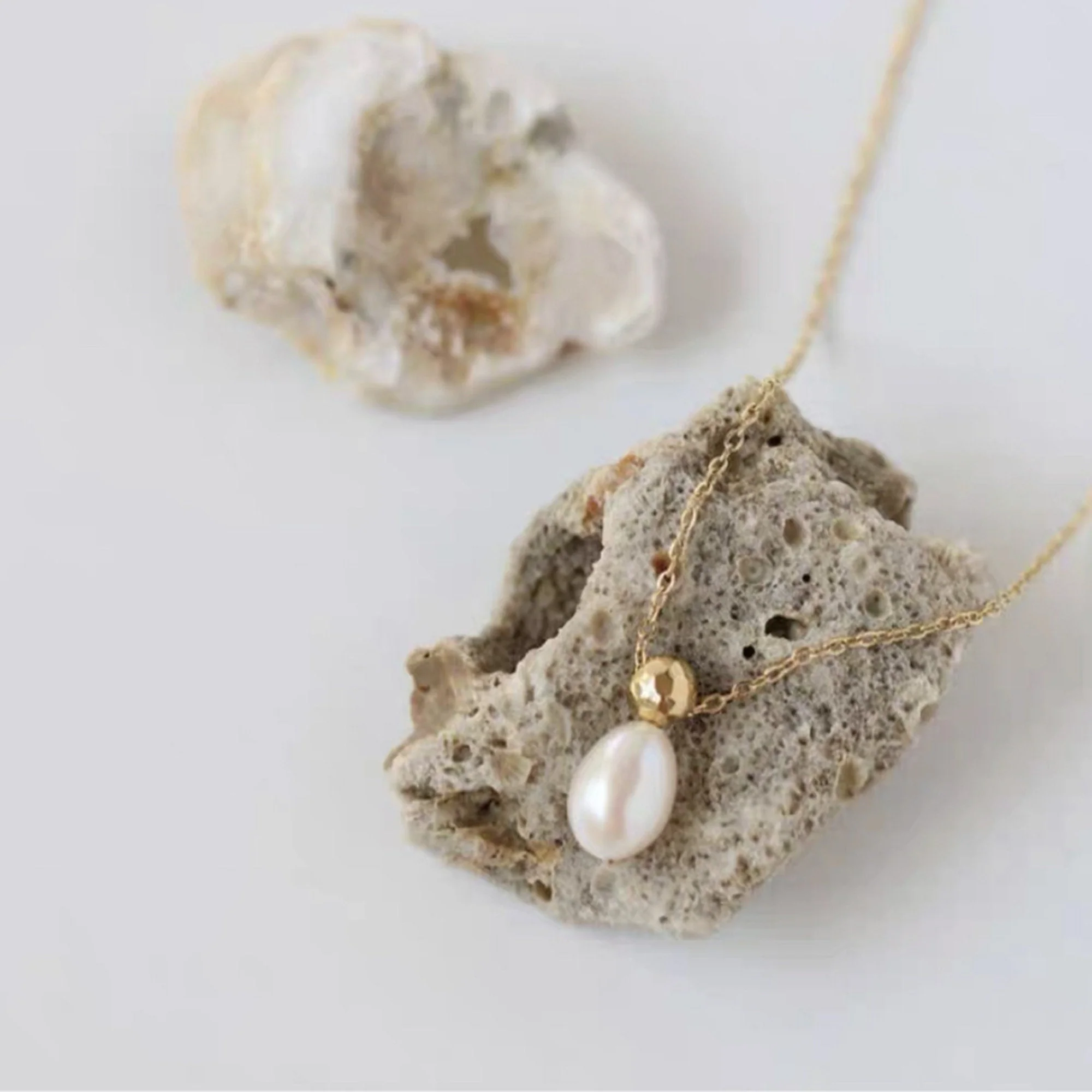 Collier Pendant Perle d'eau Douce Ovale avec Boule Dorée – Image 7