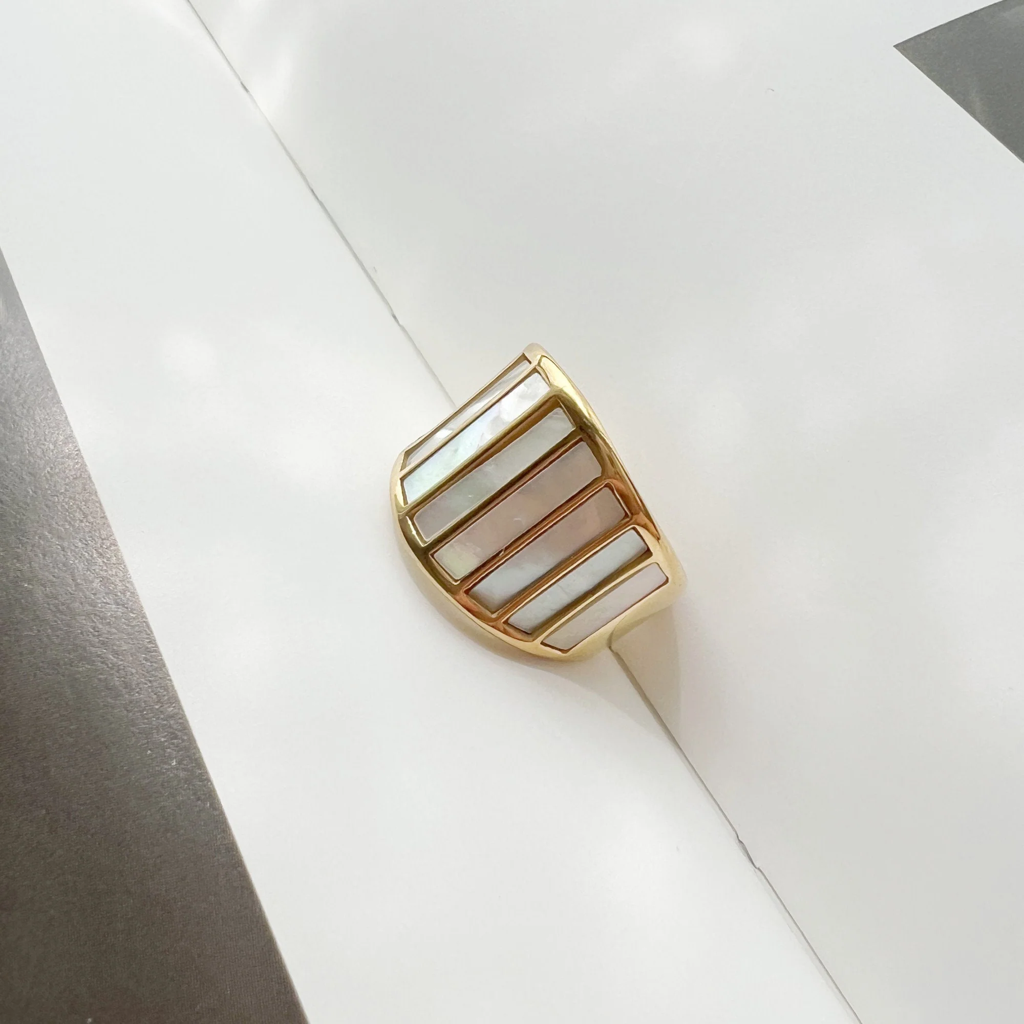 Bague Chevalière Nacre Epaisse Vintage – Image 2