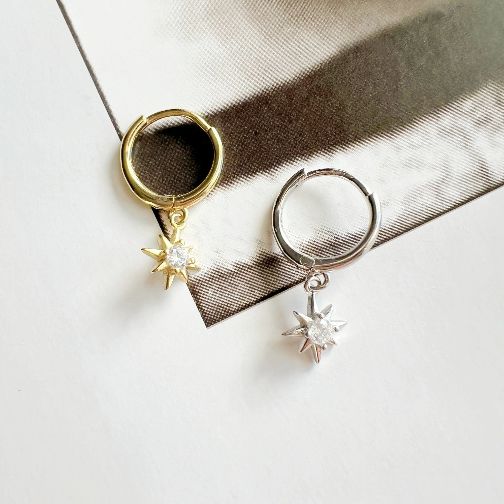 Boucle d’oreille Mini Créole Etoile avec Zircon – Image 2