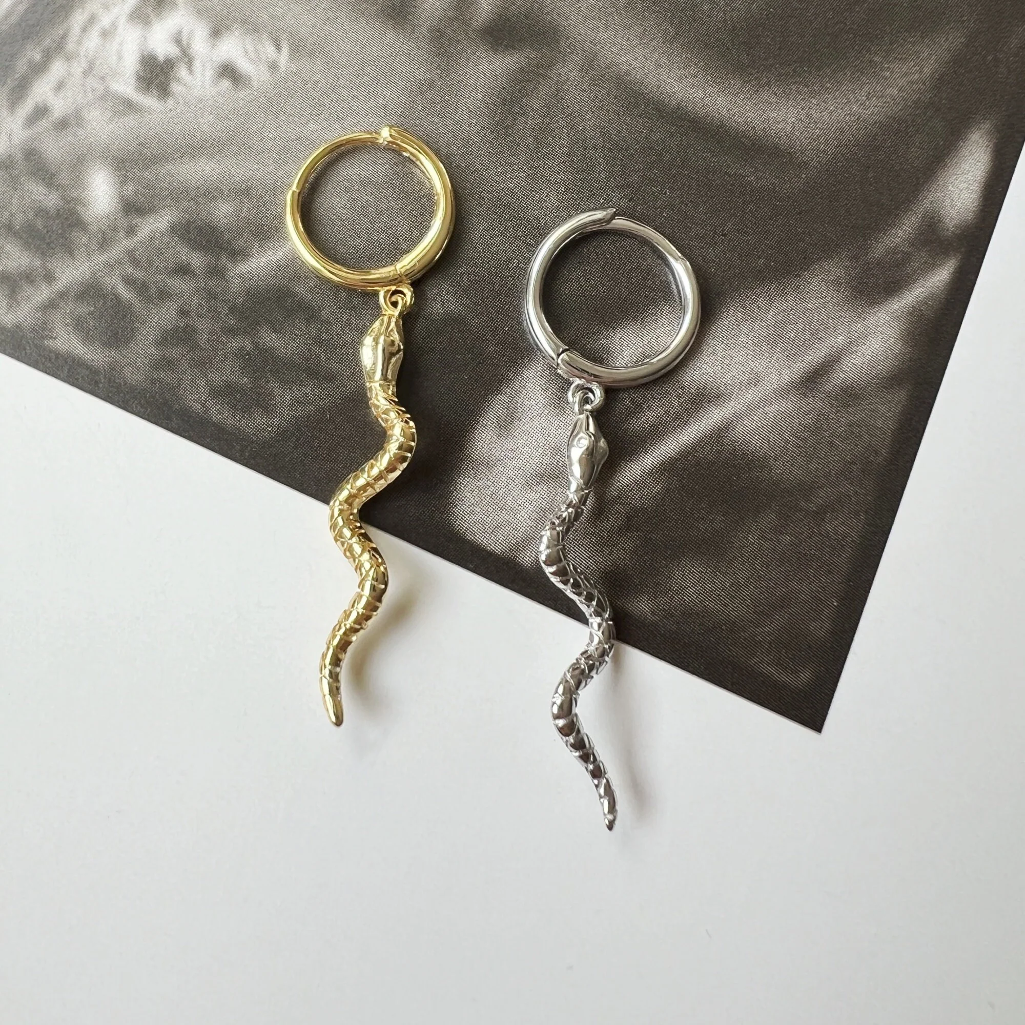 Boucle d'oreille Mini Créole Pendentif Serpent Texturé – Image 6