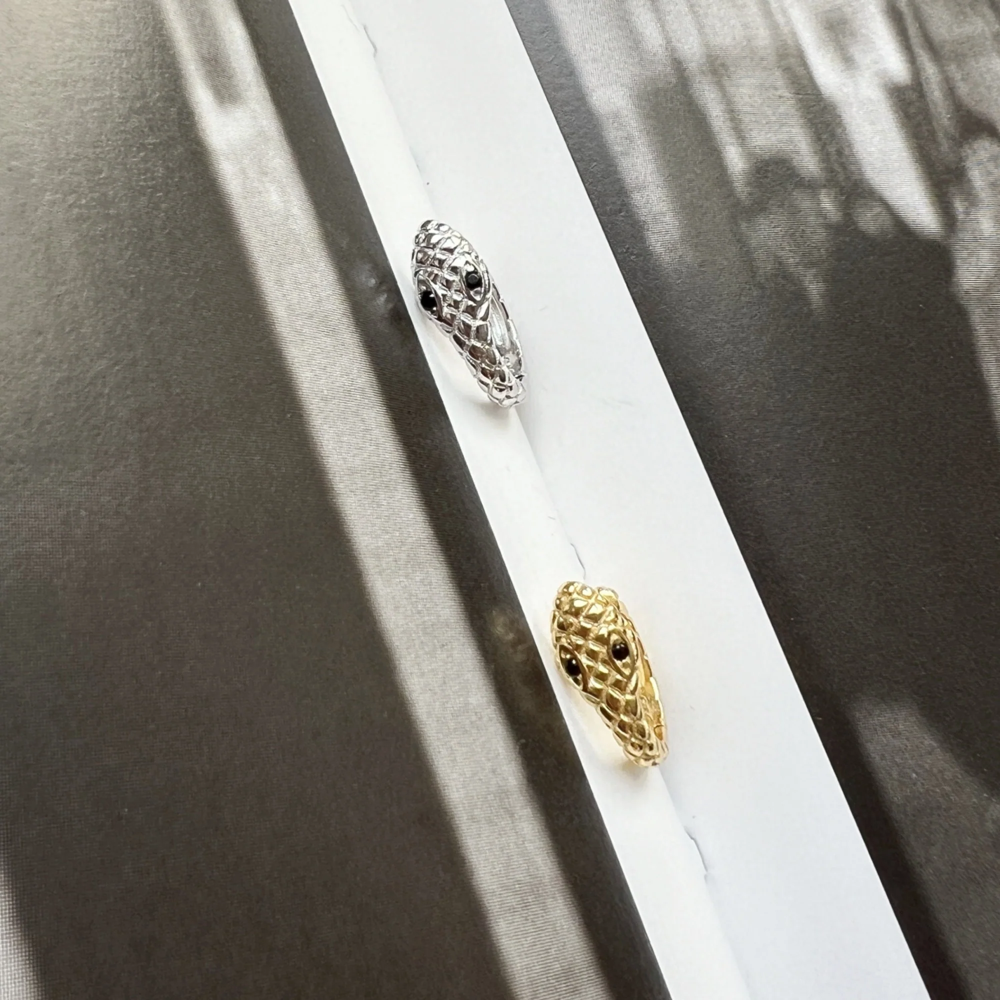 Boucle d'oreille Mini Créole Serpent Zircon Noir – Image 6