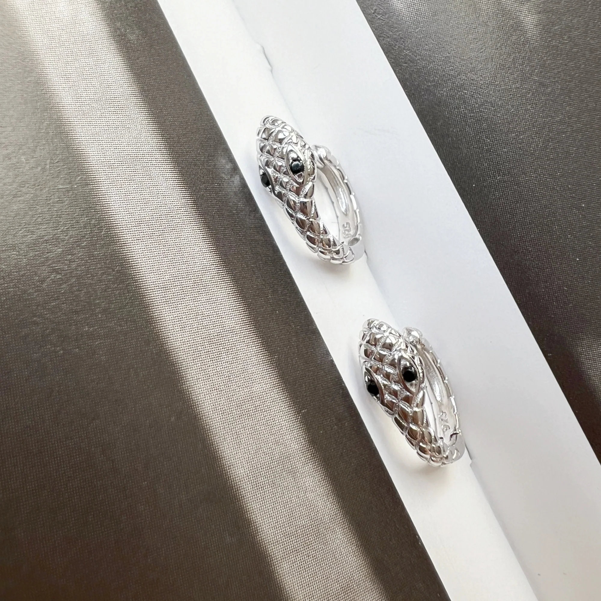 Boucle d'oreille Mini Créole Serpent Zircon Noir – Image 9