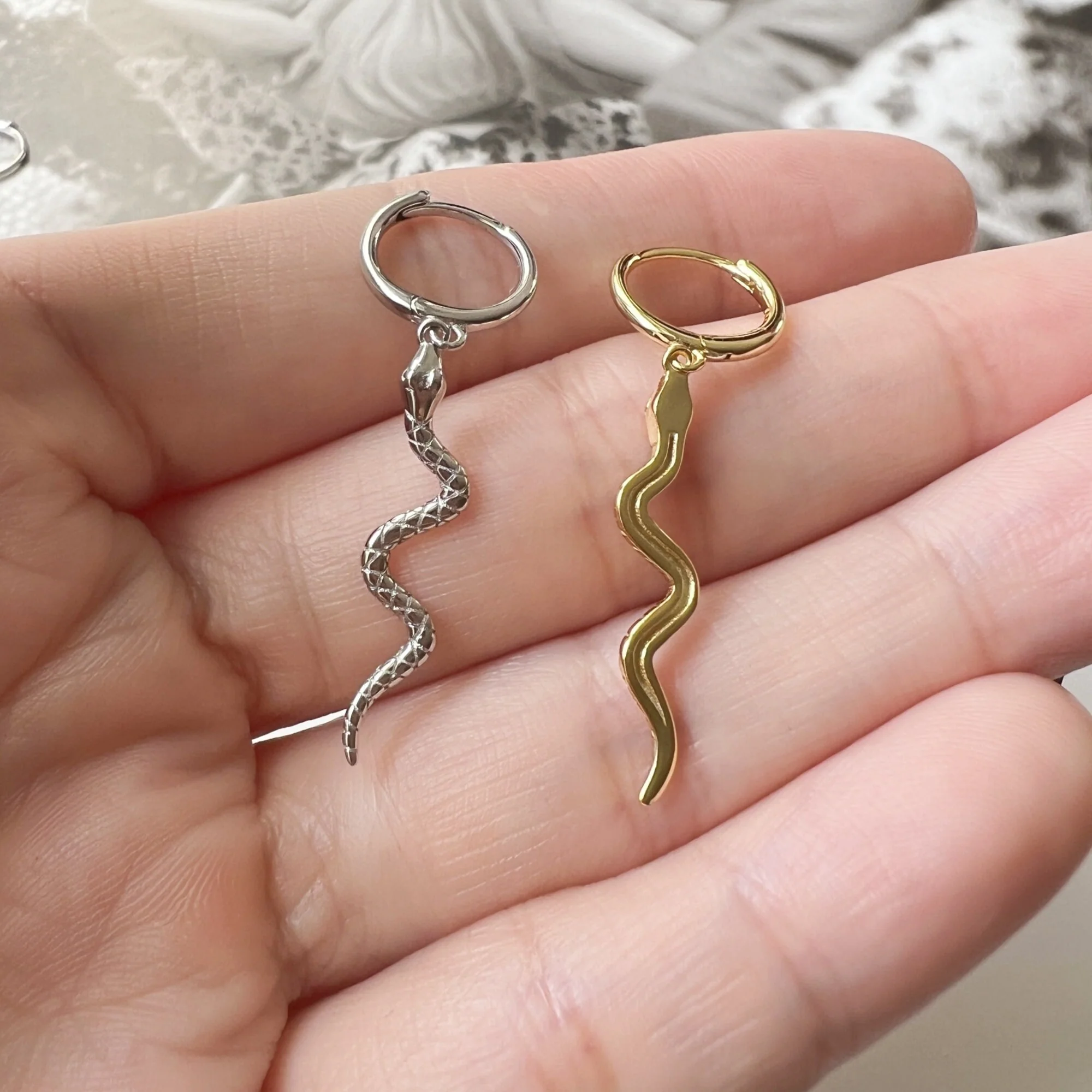 Boucle d'oreille Mini Créole Pendentif Serpent Texturé – Image 7