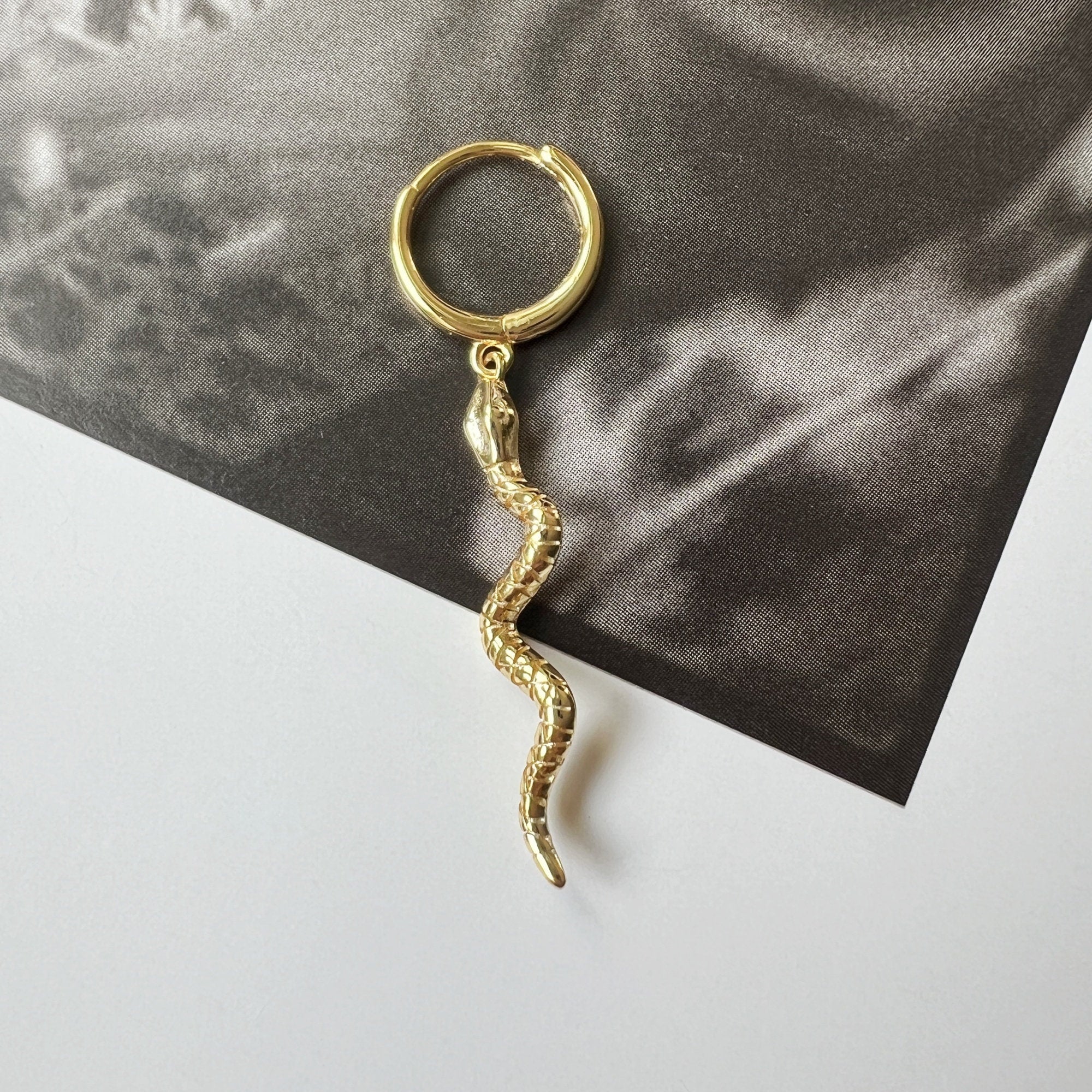 Boucle d'oreille Mini Créole Pendentif Serpent Texturé – Image 8