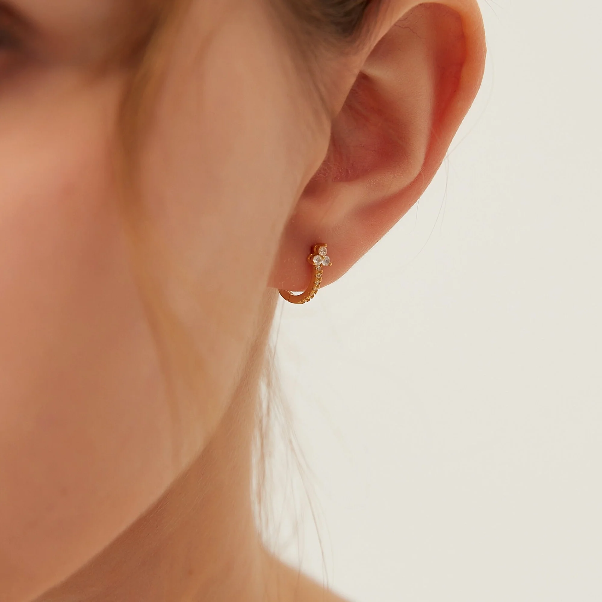 Boucle D'oreille Mini Créole Trèfle Trois Zircon Fleur – Image 3