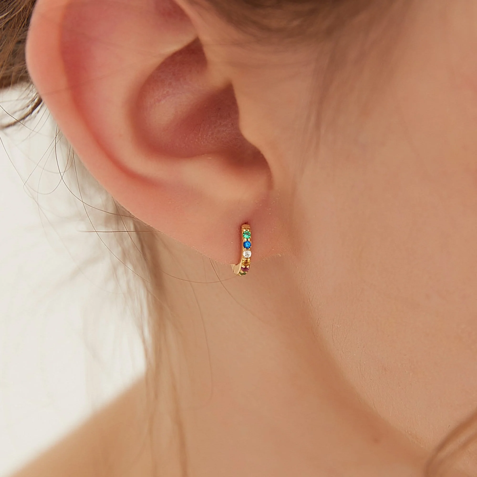 Boucles d'oreilles Mini Créoles Zircon Multi-Couleurs – Image 4