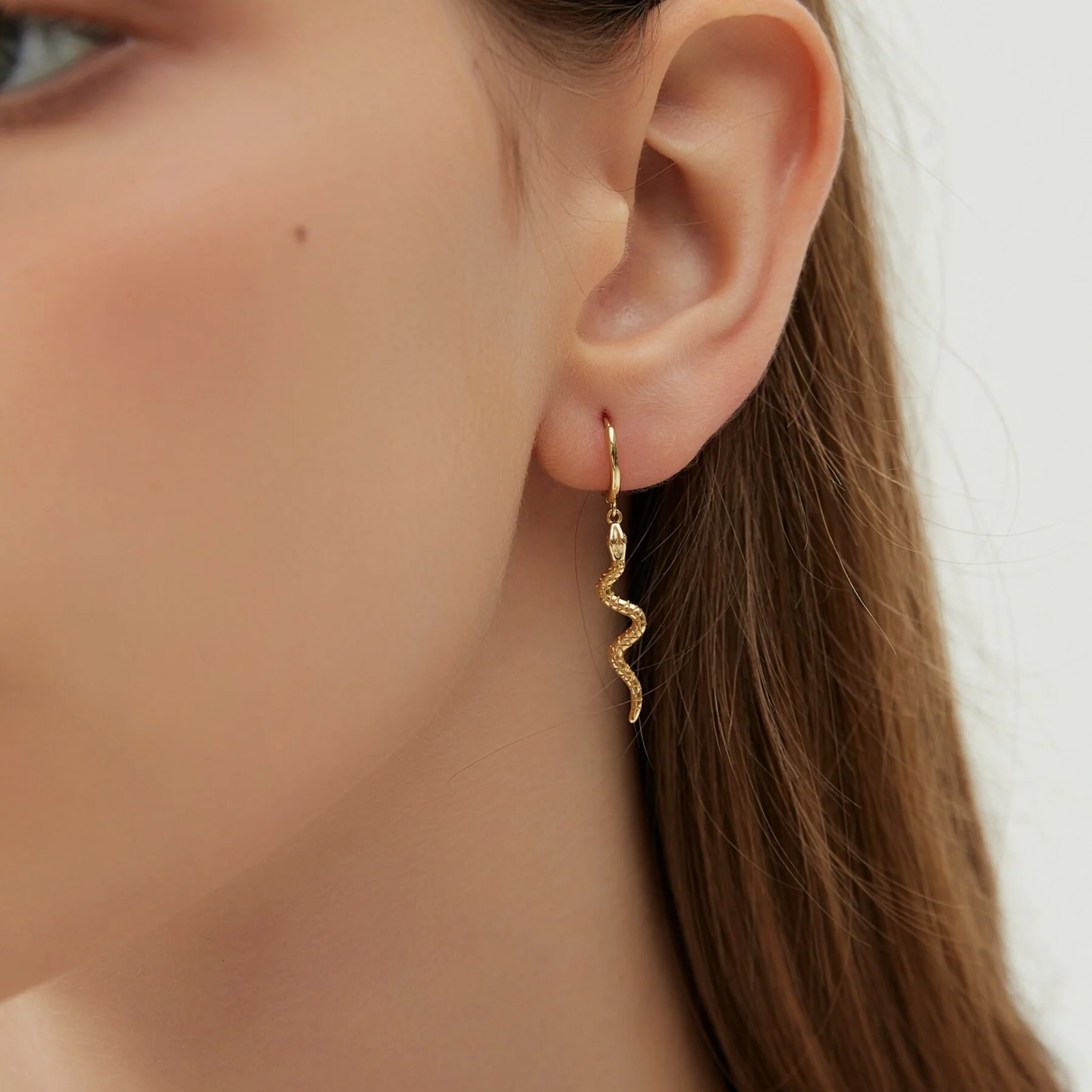 Boucle d'oreille Mini Créole Pendentif Serpent Texturé – Image 3