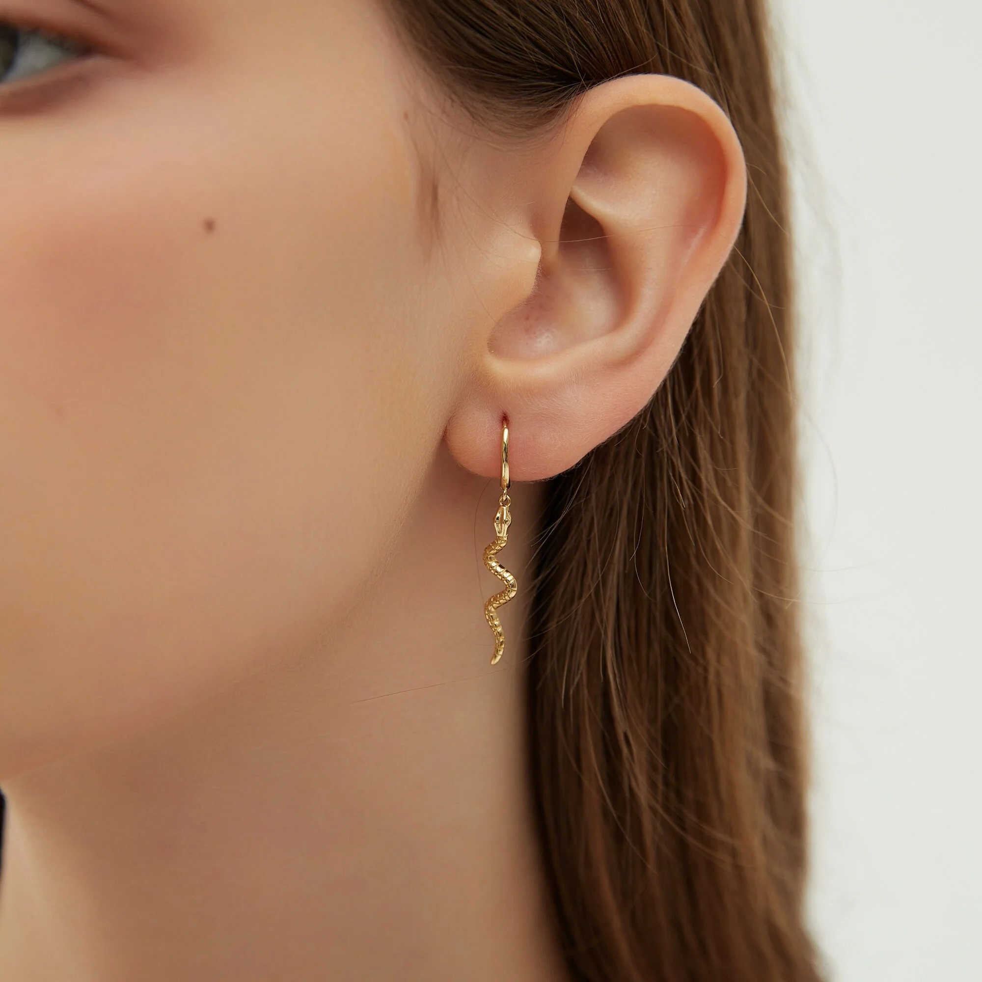 Boucle d'oreille Mini Créole Pendentif Serpent Texturé – Image 2