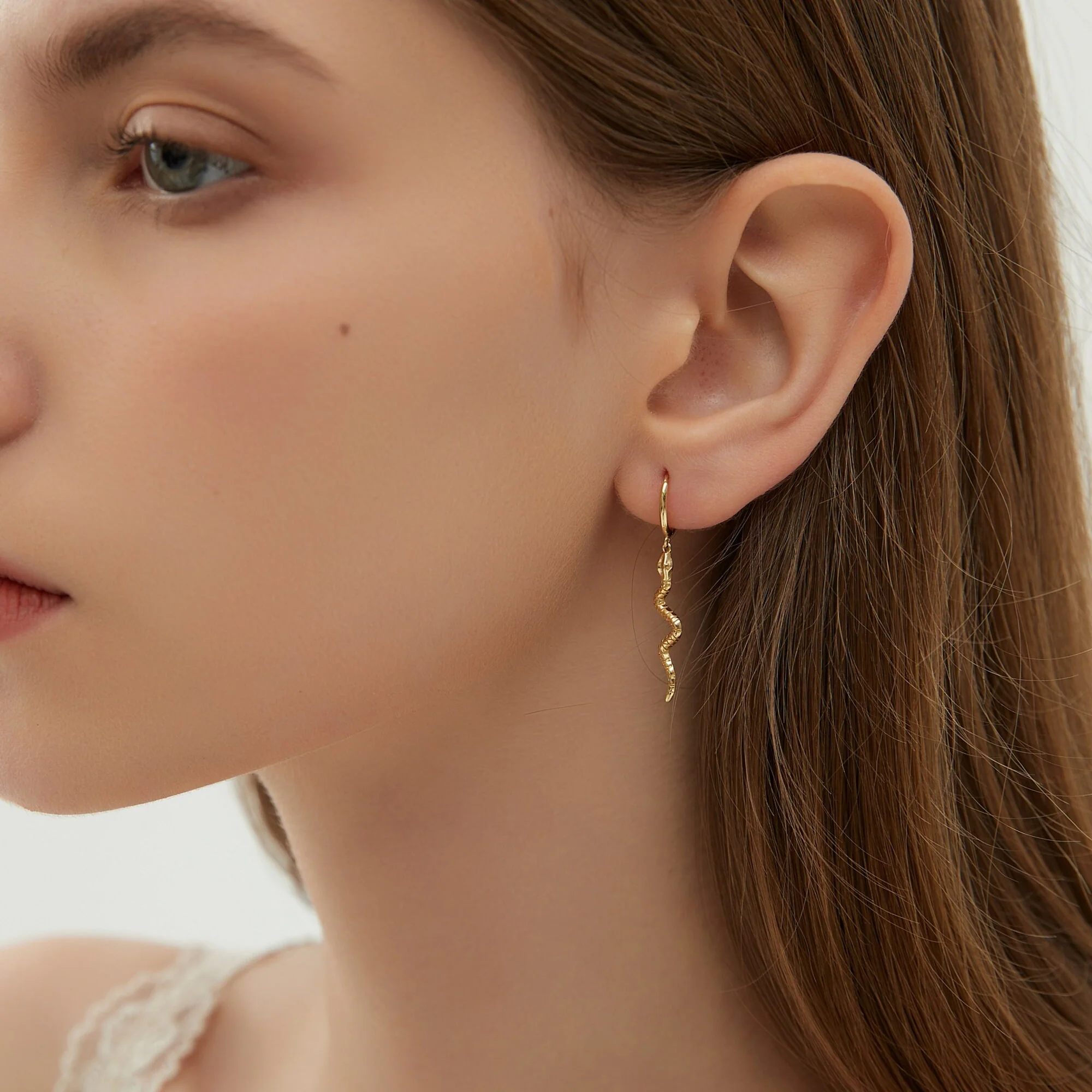 Boucle d'oreille Mini Créole Pendentif Serpent Texturé – Image 4