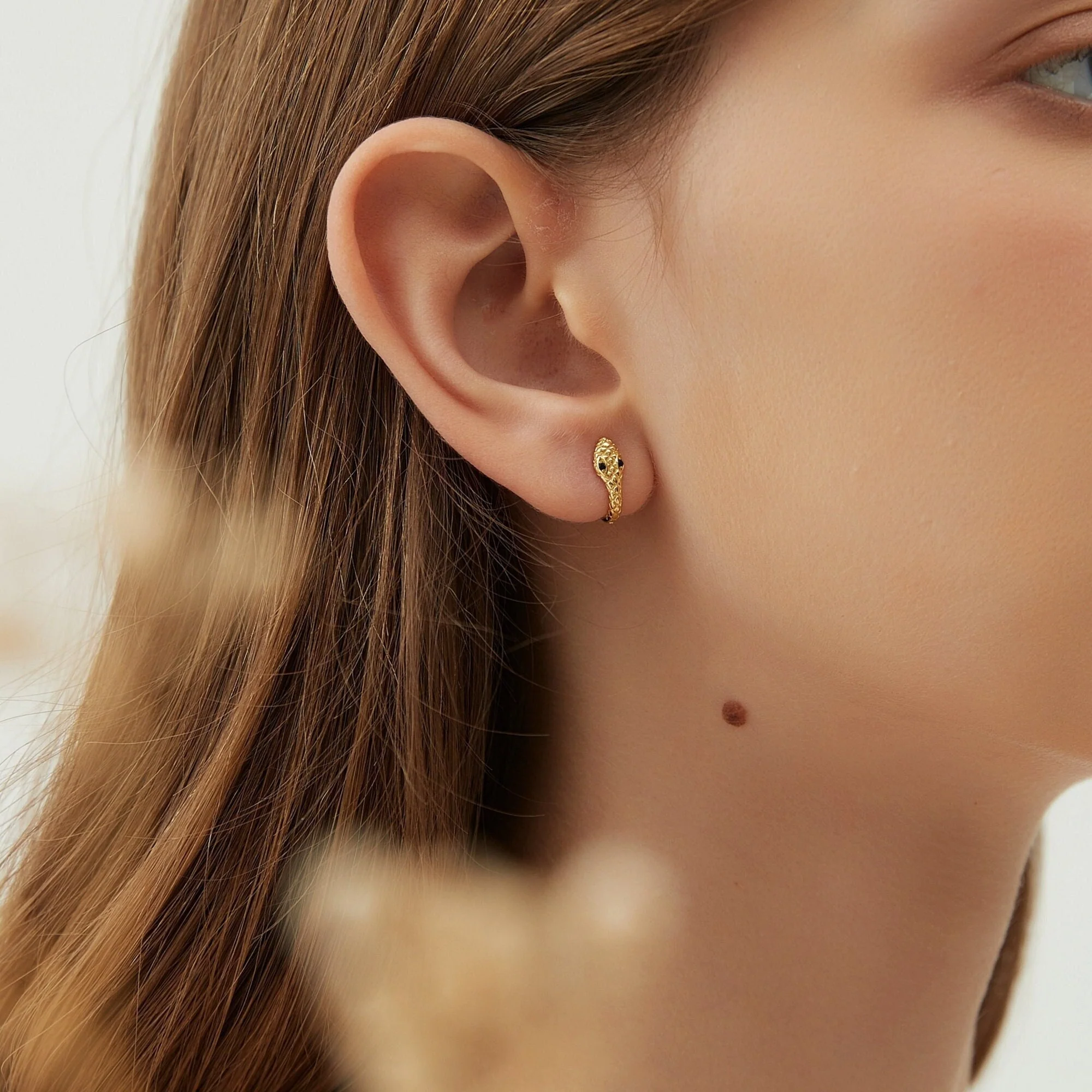 Boucle d'oreille Mini Créole Serpent Zircon Noir – Image 2