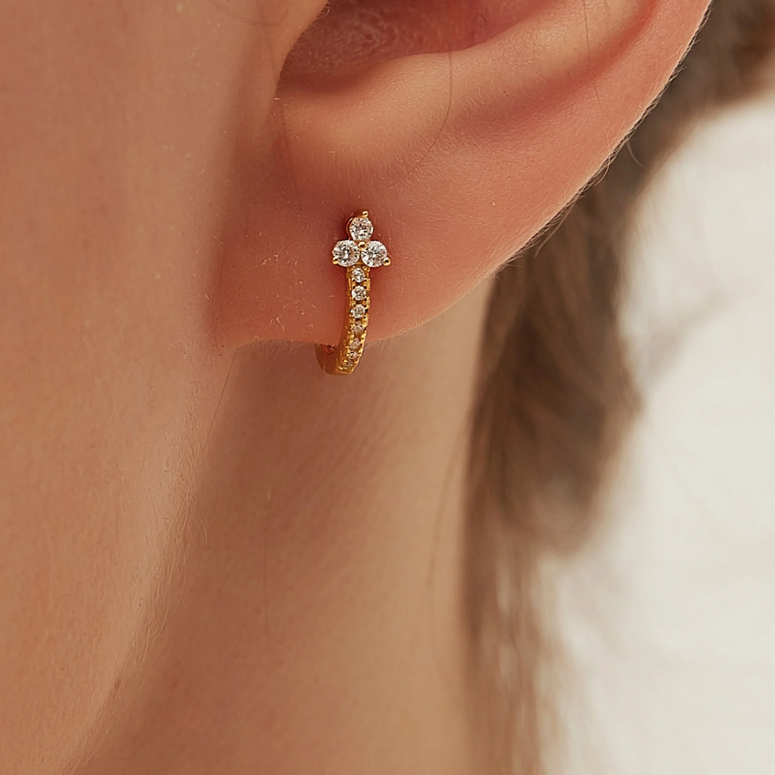 Boucle D'oreille Mini Créole Trèfle Trois Zircon Fleur