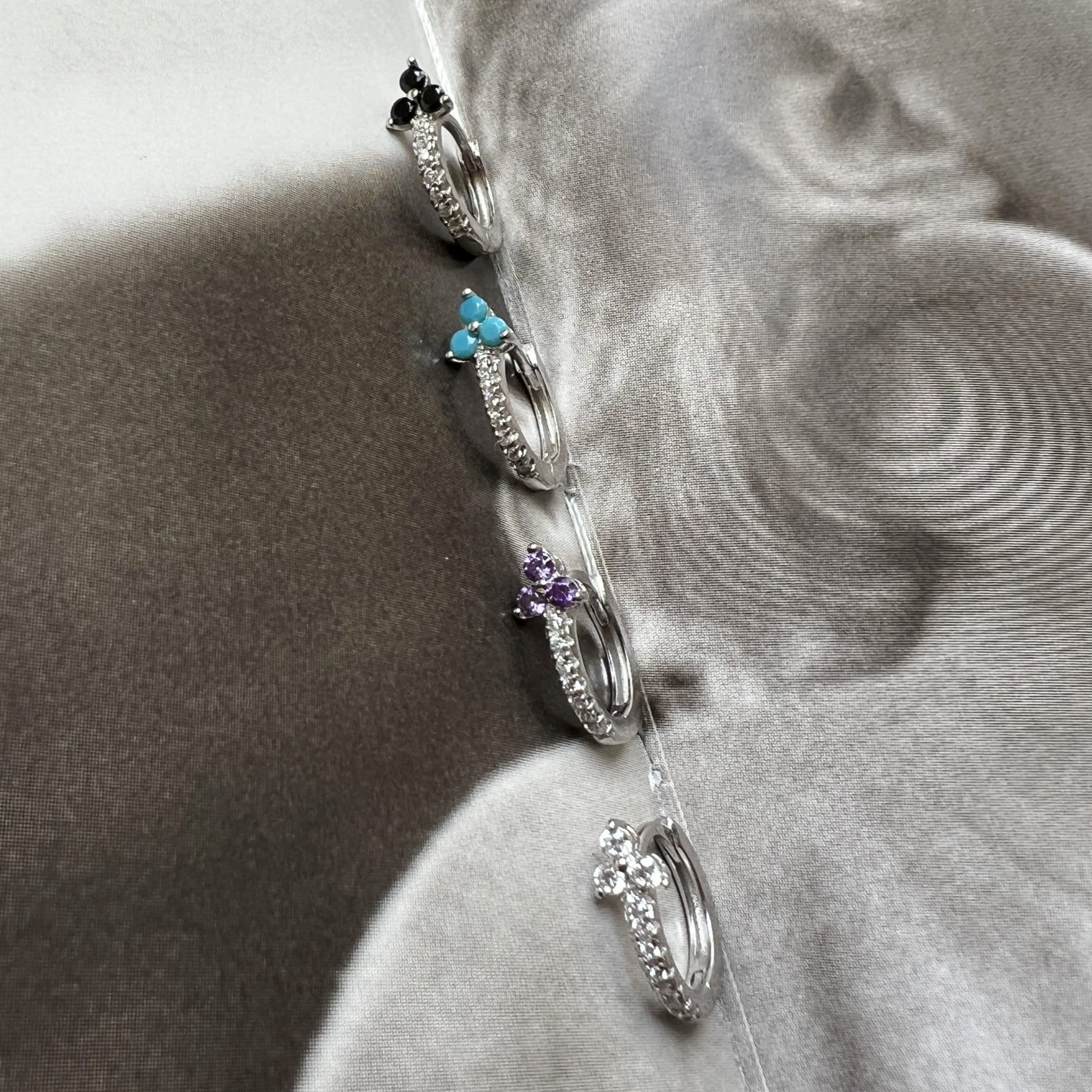 Boucle D'oreille Mini Créole Trèfle Trois Zircon Fleur – Image 7