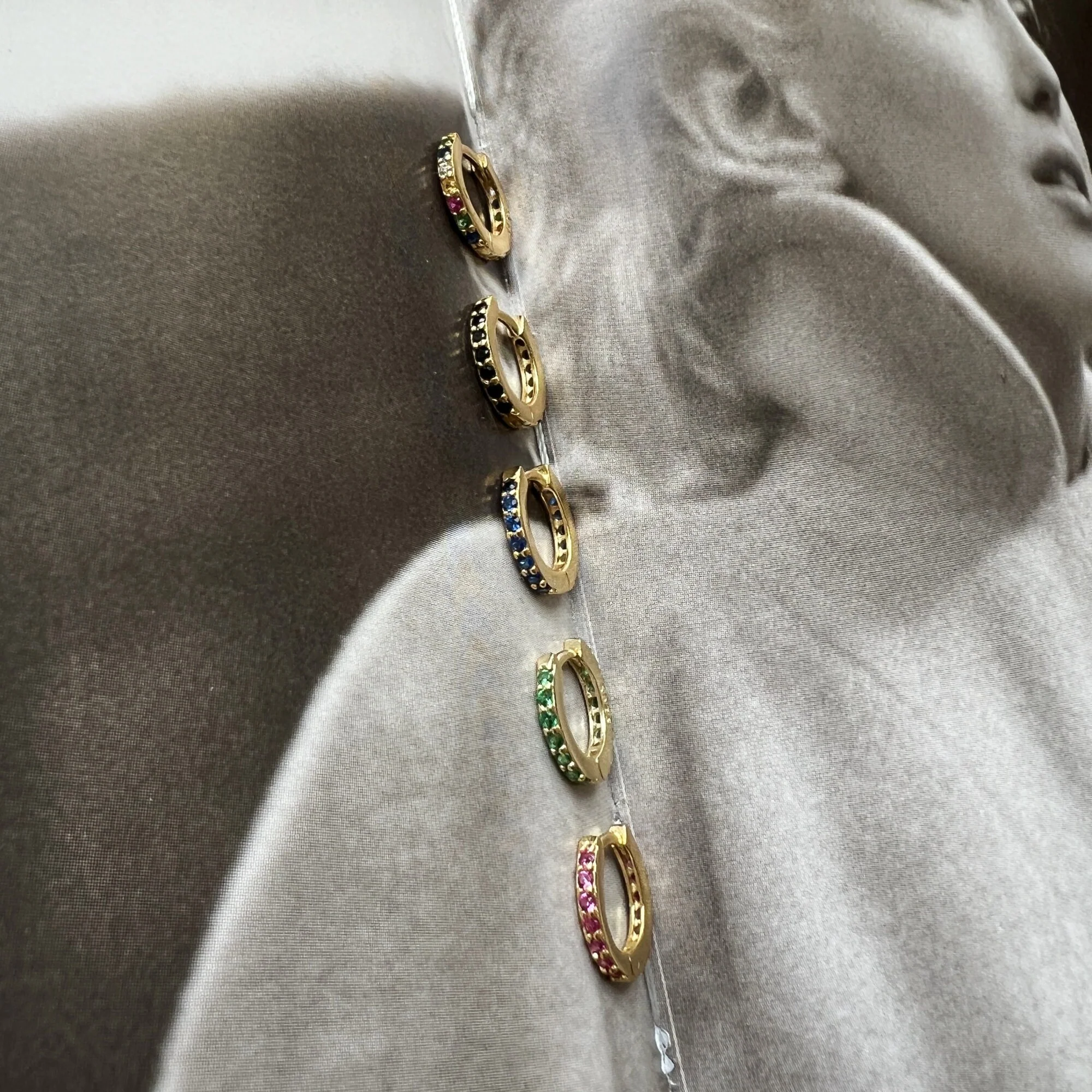 Boucles d'oreilles Mini Créoles Zircon Multi-Couleurs – Image 7