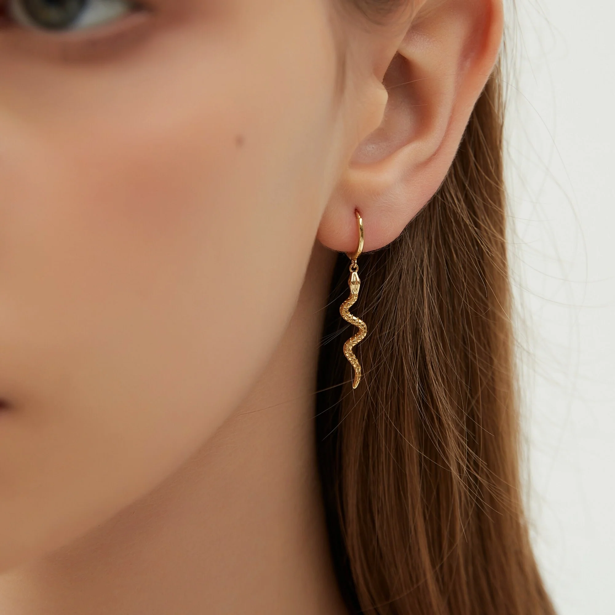 Boucle d'oreille Mini Créole Pendentif Serpent Texturé – Image 5