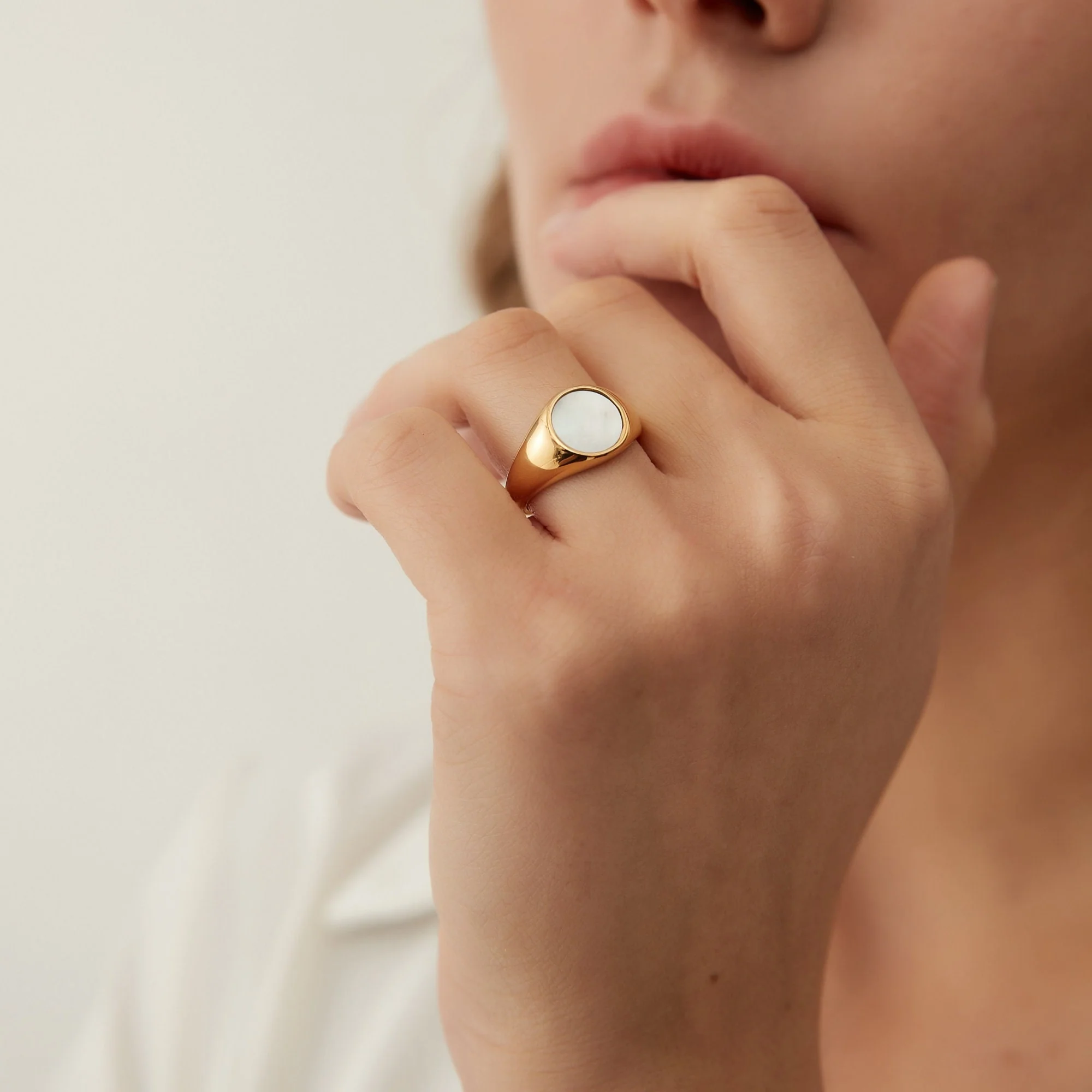 Bague Chevalière Ronde Nacre Blanche – Image 2