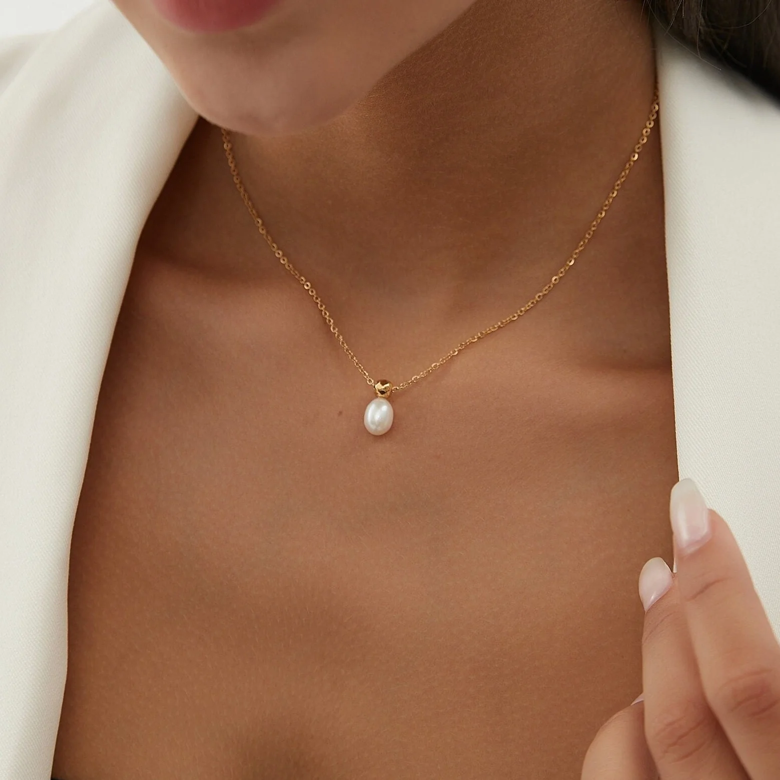 Collier Pendant Perle d'eau Douce Ovale avec Boule Dorée