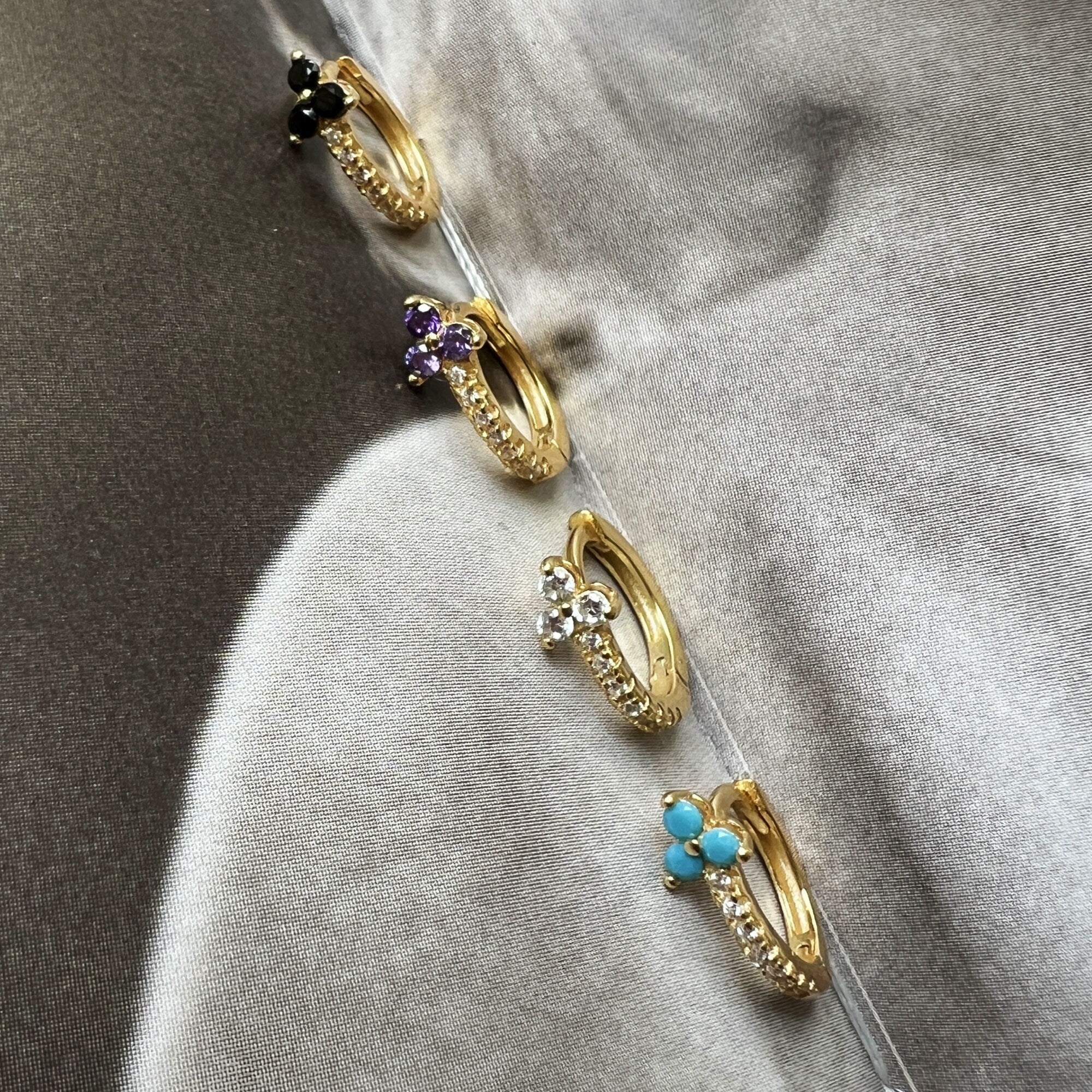 Boucle D'oreille Mini Créole Trèfle Trois Zircon Fleur – Image 6