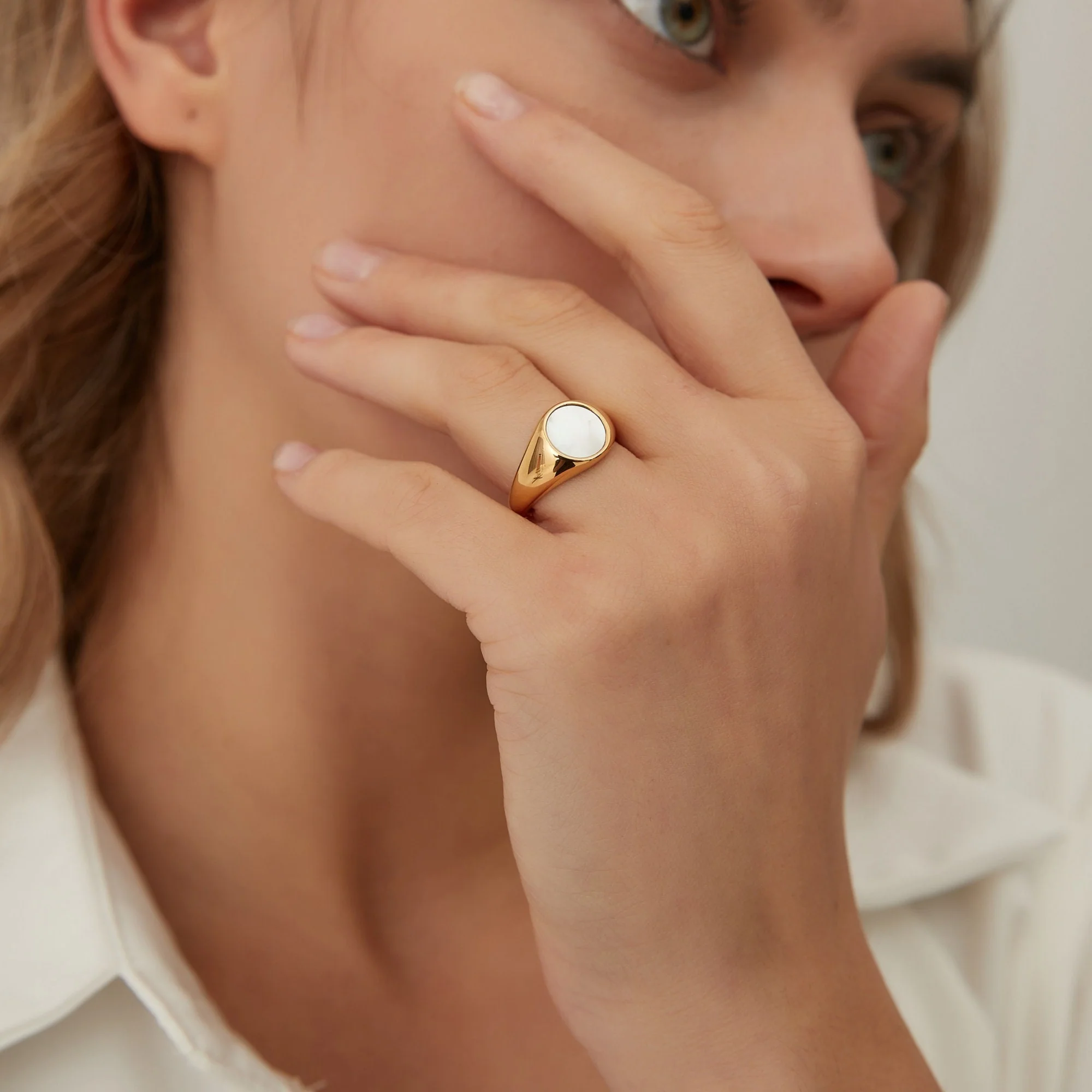 Bague Chevalière Ronde Nacre Blanche – Image 5