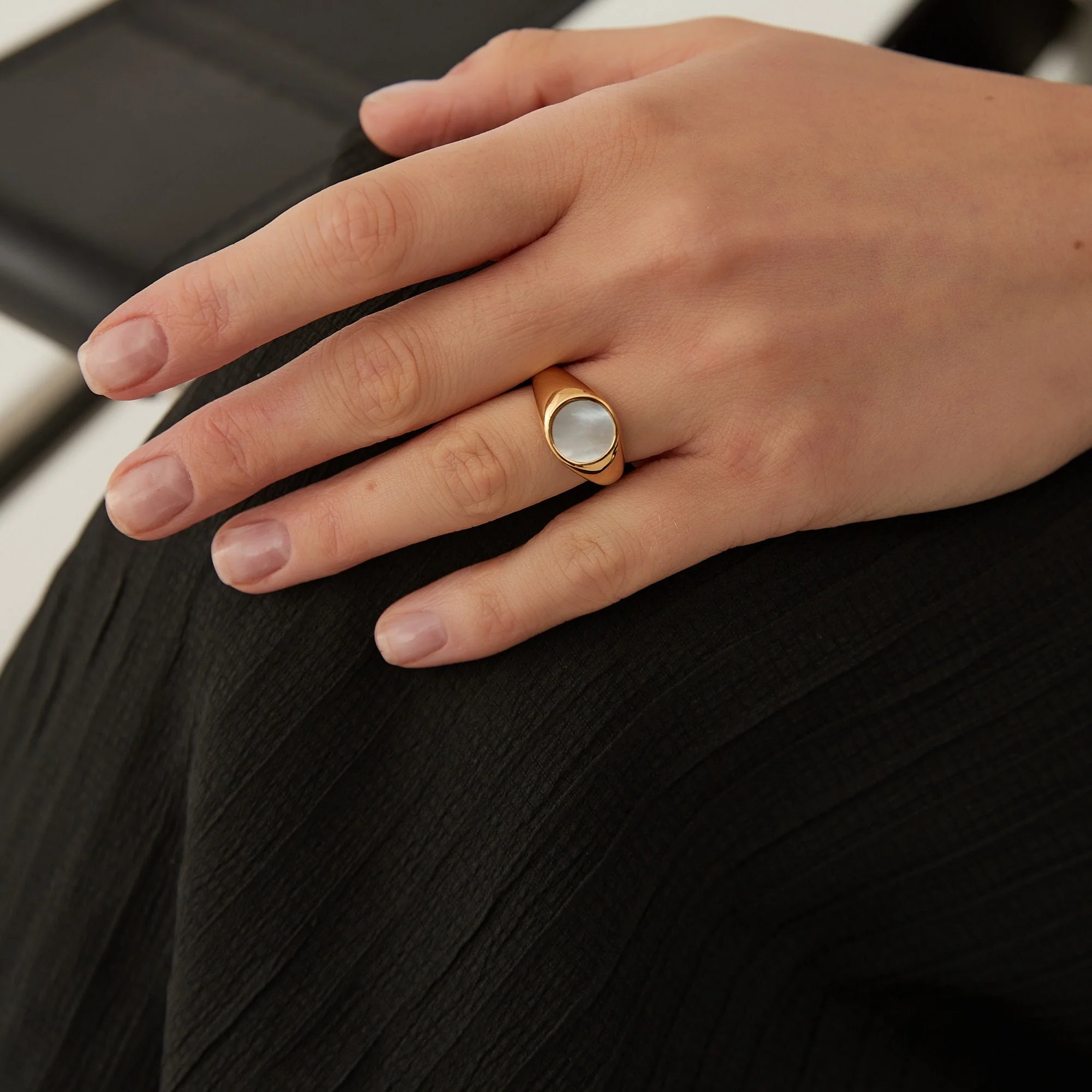 Bague Chevalière Ronde Nacre Blanche – Image 3