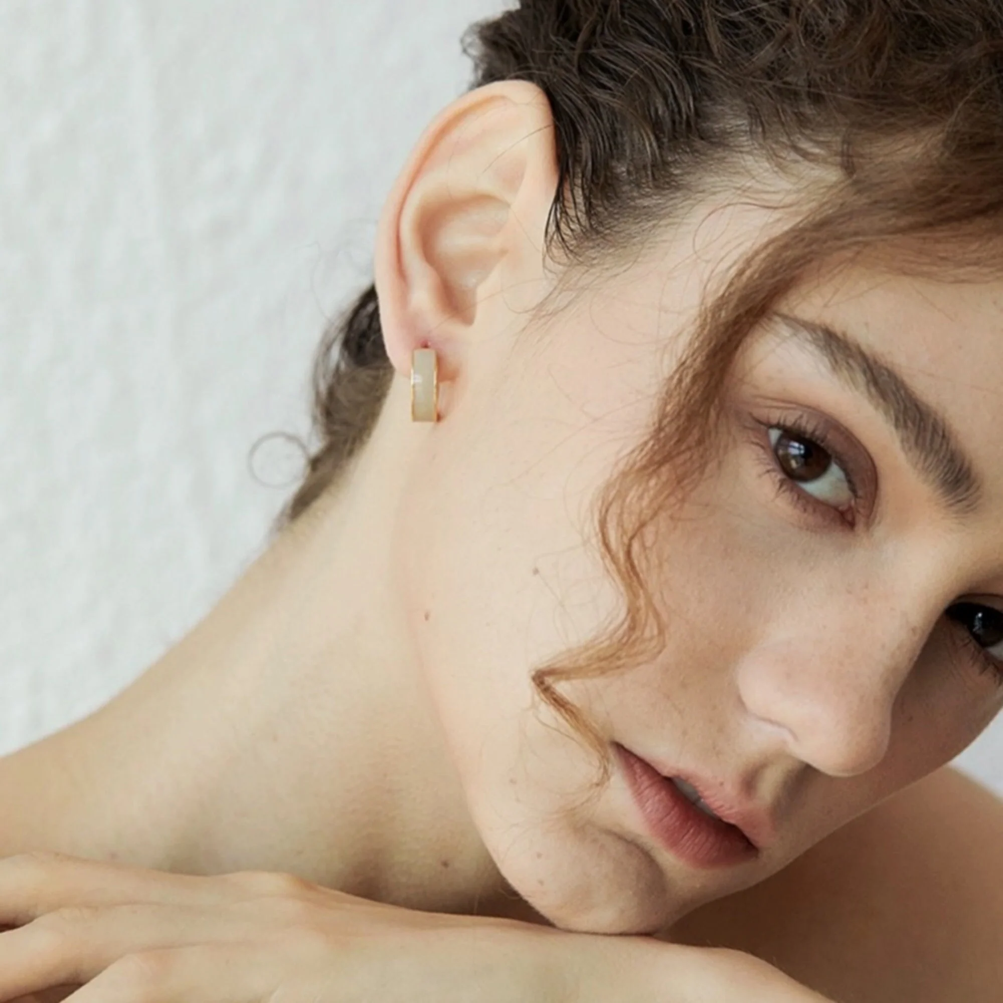 Boucles d'oreilles Créoles Epaisses Email Gris – Image 2