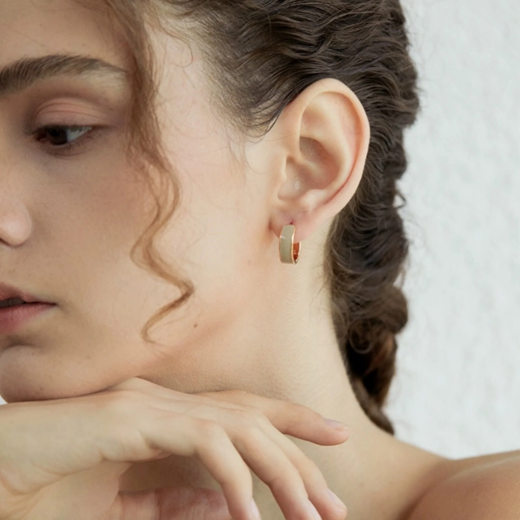 Boucles d'oreilles Créoles Epaisses Email Gris – Image 5