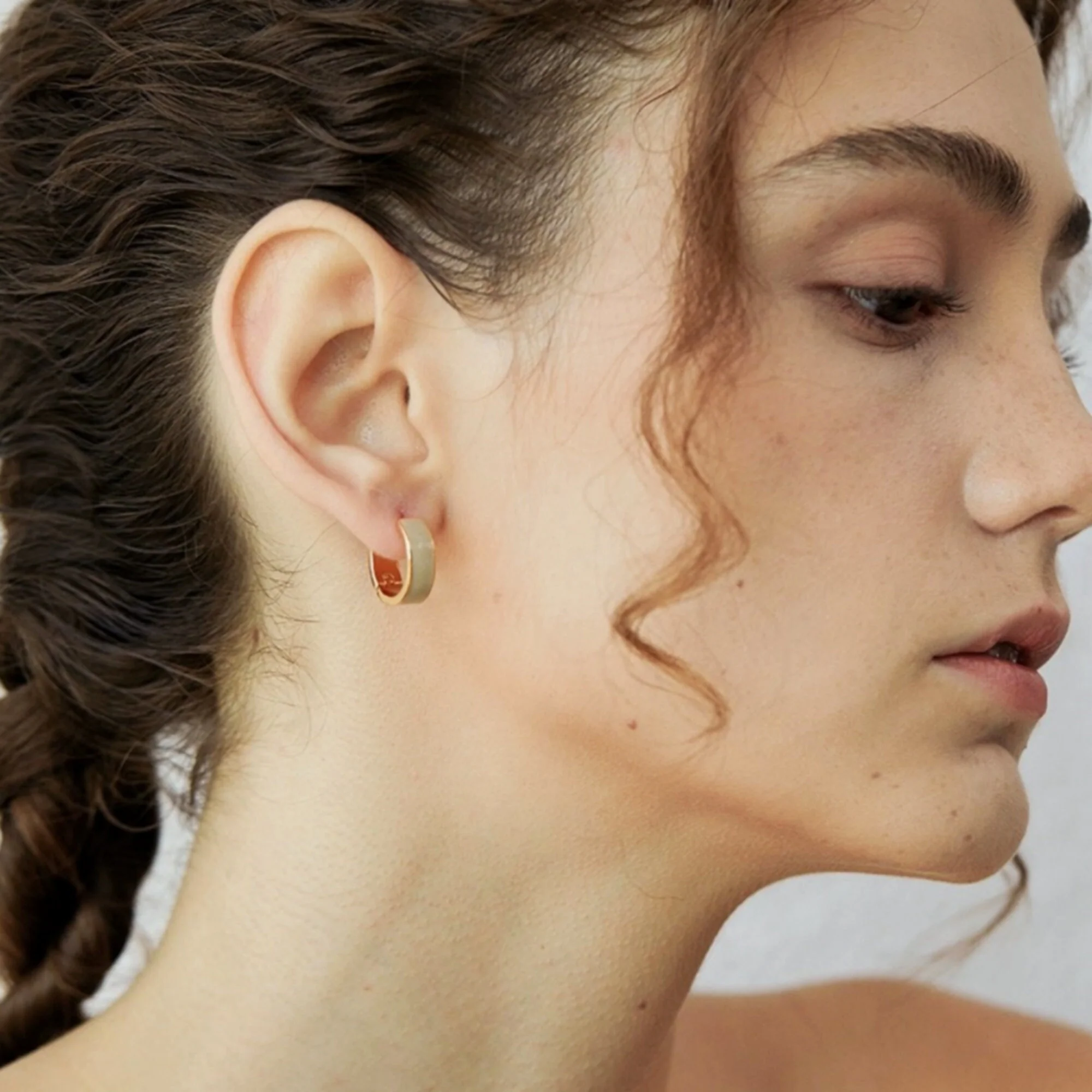 Boucles d'oreilles Créoles Epaisses Email Gris – Image 4