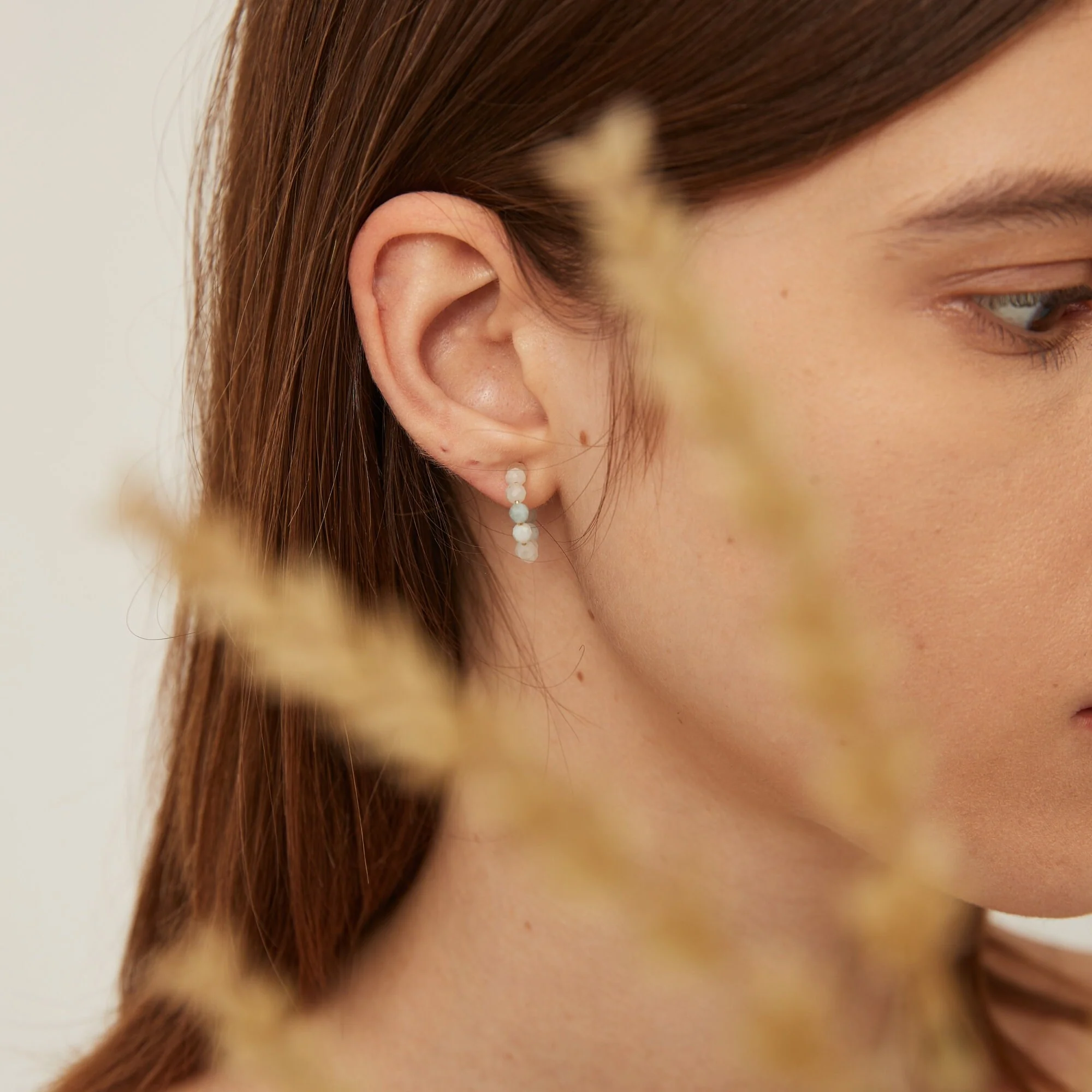 Boucles d’oreilles Créoles en Perles de Coquillage, en Aquamarine ou en Labradorite – Image 4