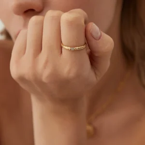 Bague Anneau Martelée avec Zircon Blanc