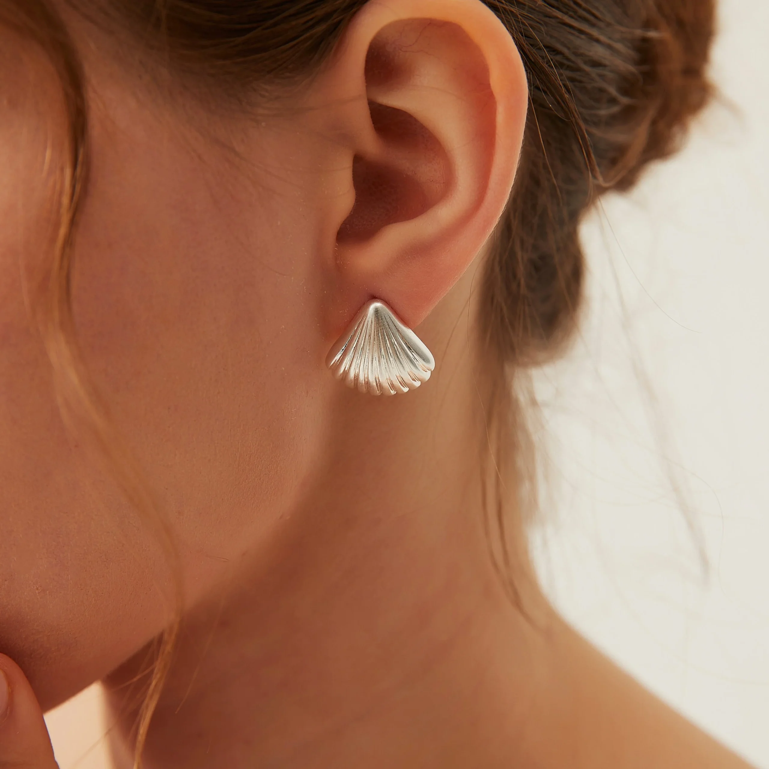 Boucles d'oreilles Puces en Coquillage Texturé – Image 4