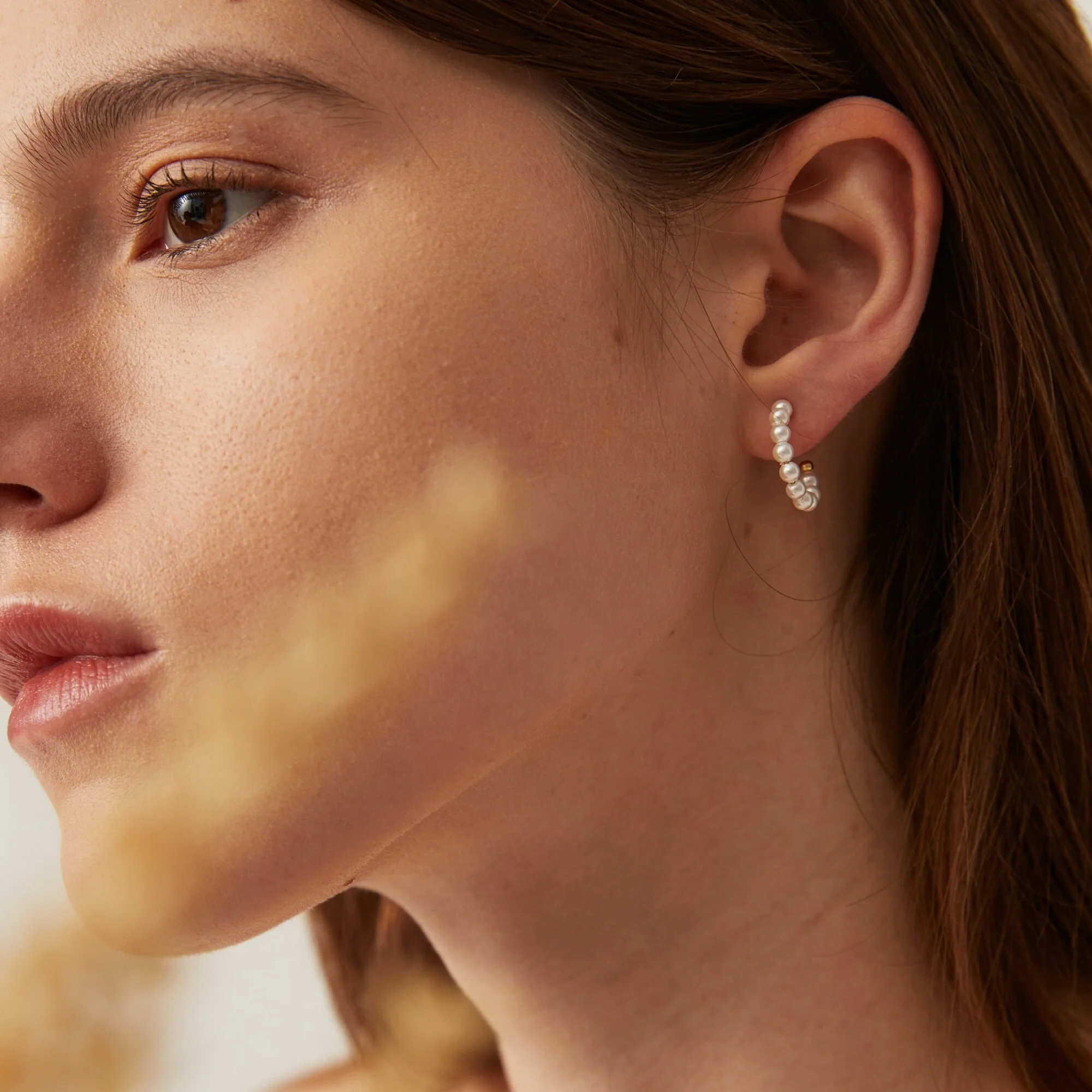 Boucles d’oreilles Créoles en Perles de Coquillage, en Aquamarine ou en Labradorite – Image 3